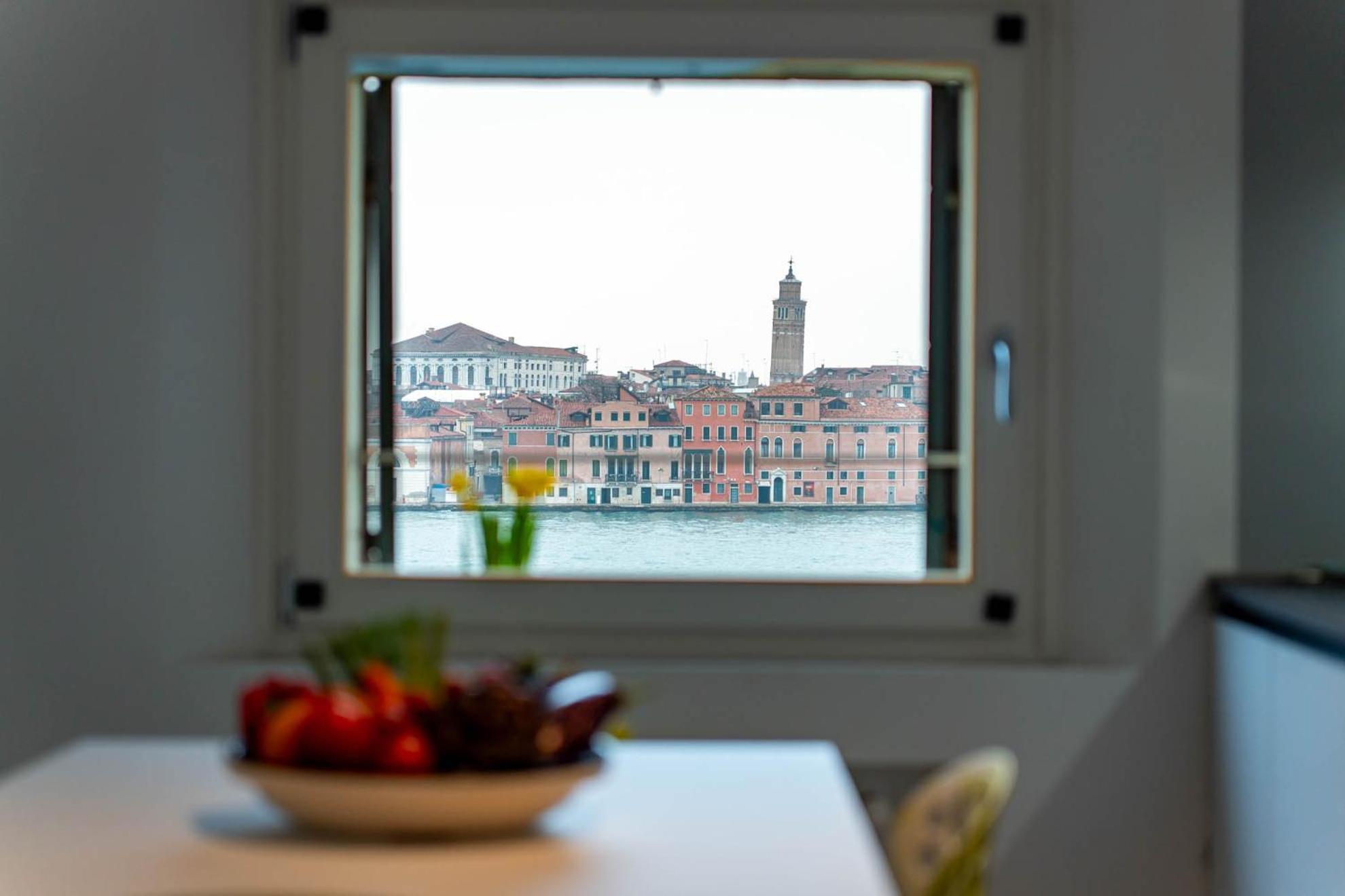 Iconic - View In Appartement *