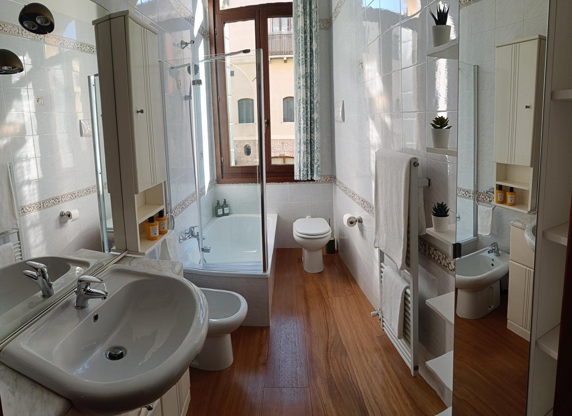 Ca' Dino - Canal View Apartment Venedig
