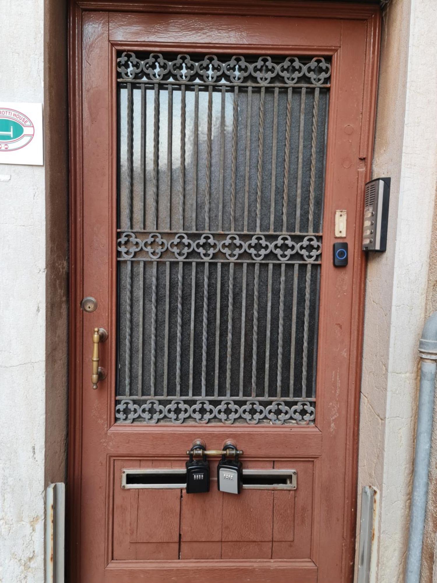 Pavarotti House *
