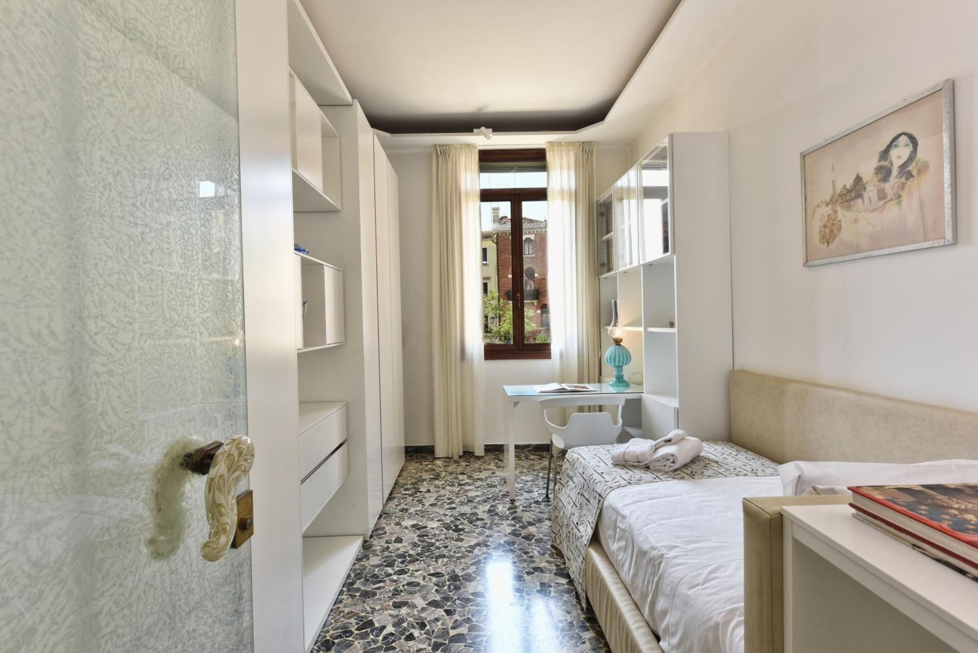 Appartement Soderini Splendor: First Floor Palazzo Charm At Castello Square Venetië