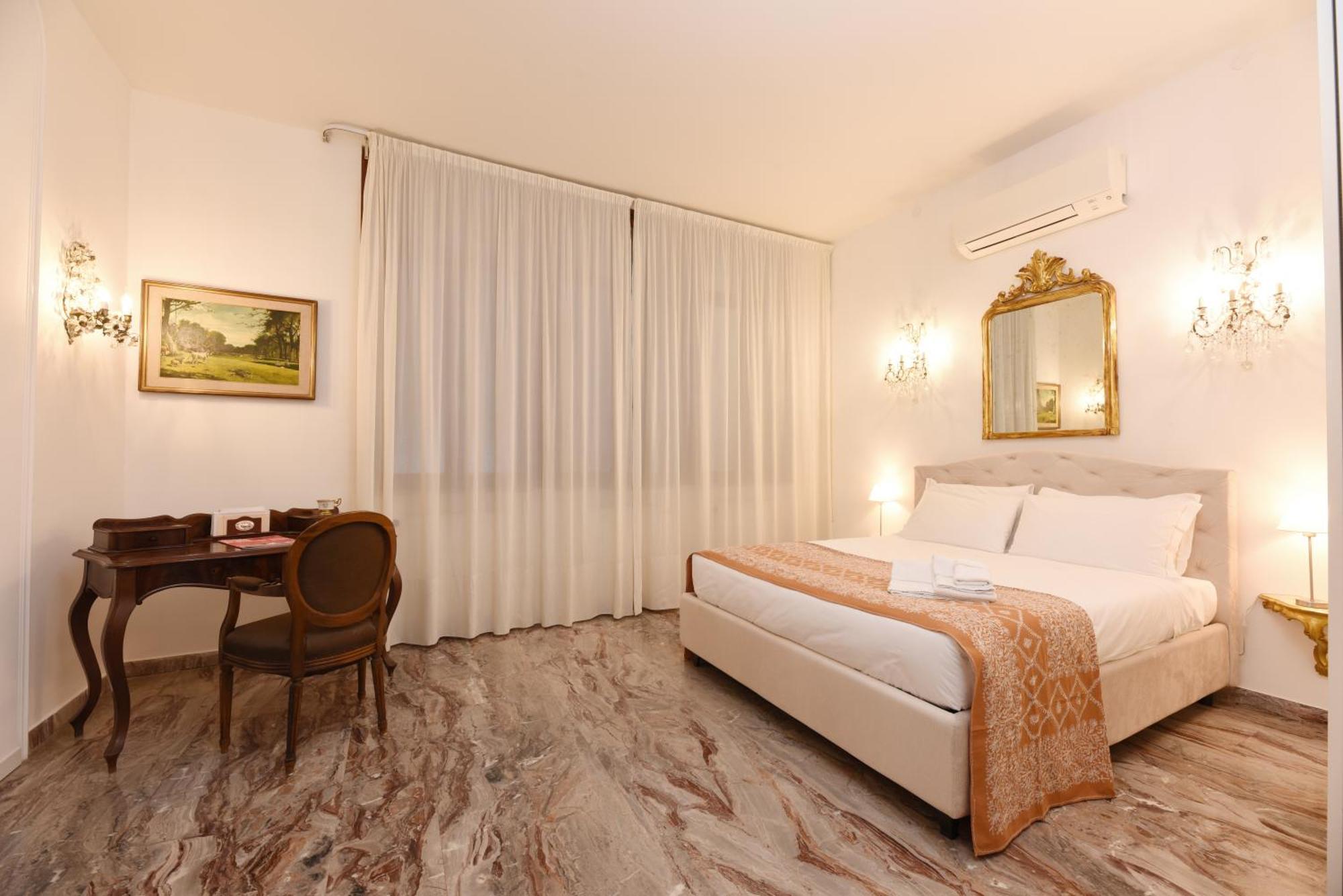 Soderini Splendor: First Floor Palazzo Charm At Castello Square Venetië