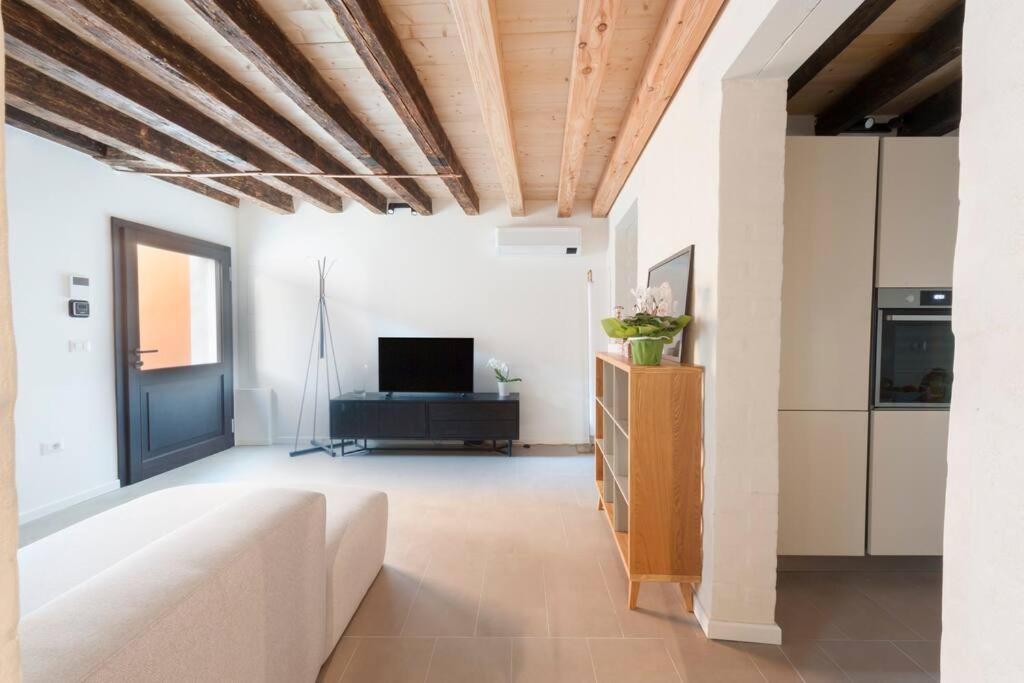 Ca' Ferrando, Brand New Apartment, Experienced Host! Appartement