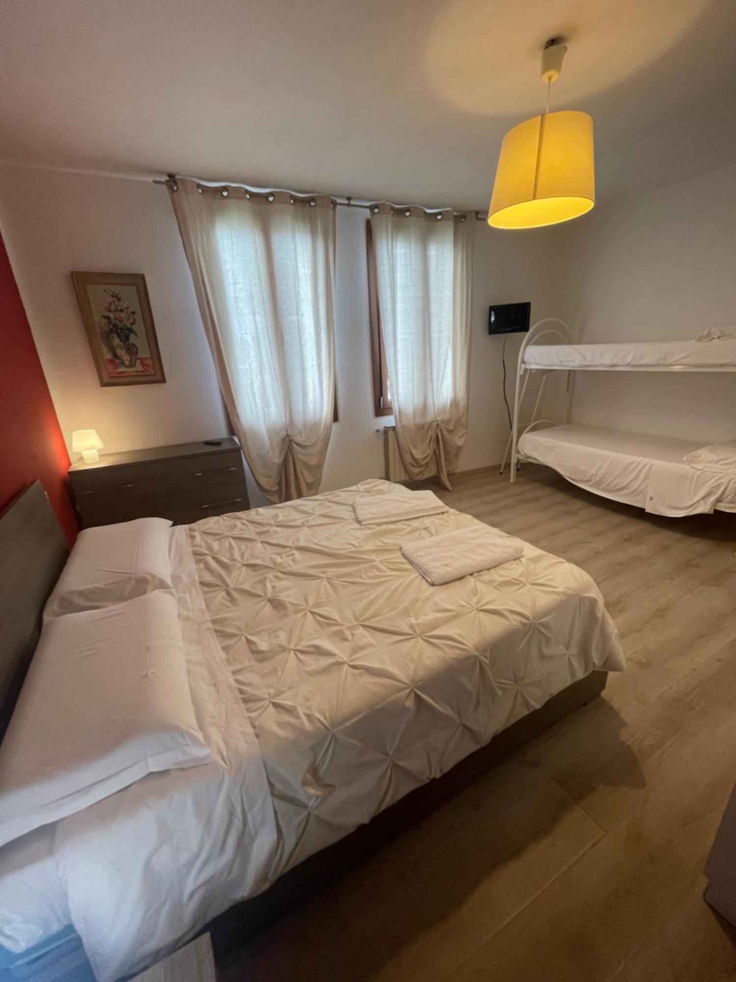 Romantic Enchantment With Private Bathroom Venise