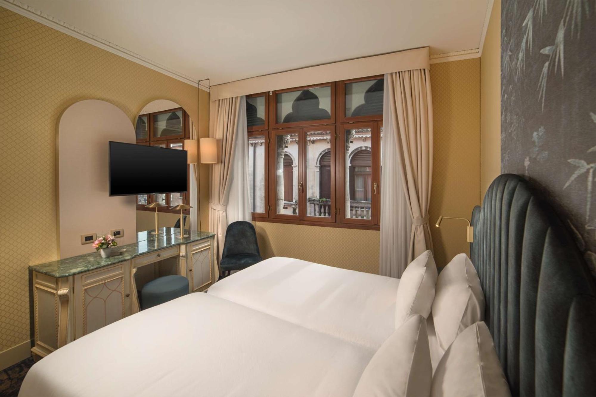 Hotel Nh Santa Lucia 4*
