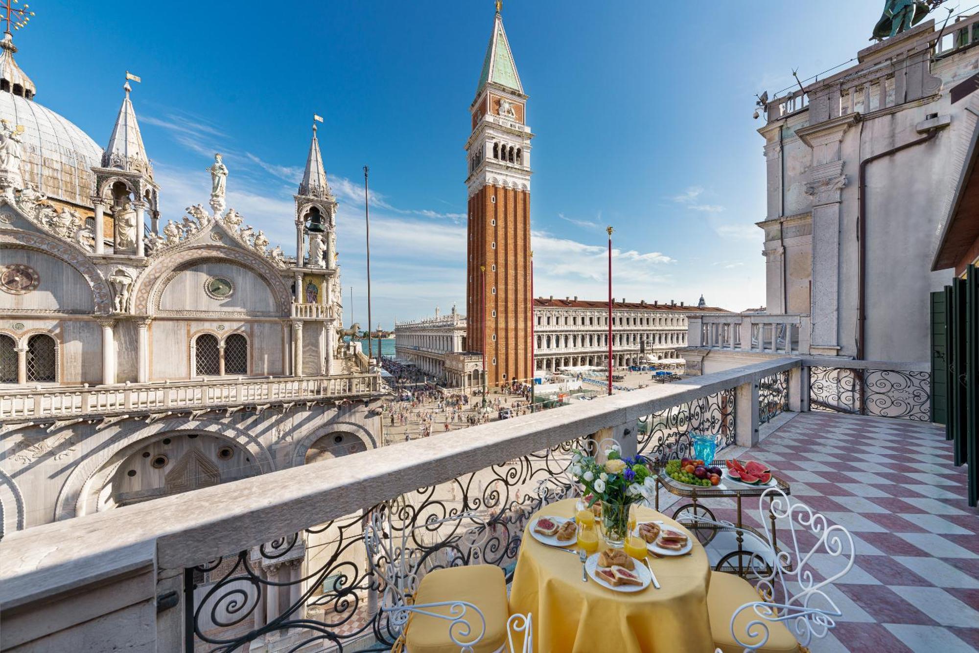Due Leoni Terrace In St Mark's Square Venedig