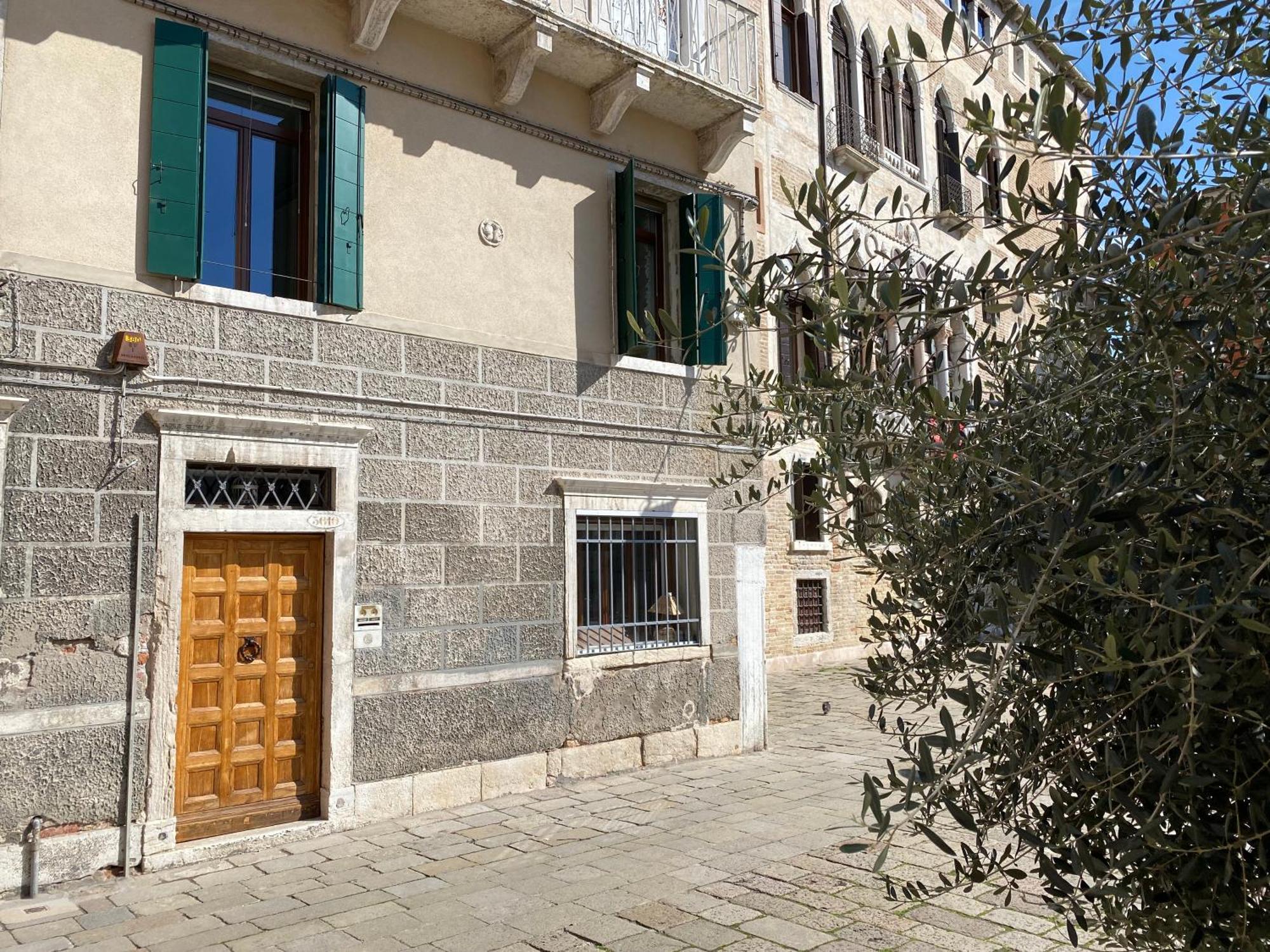 Appartement Soderini Splendor: First Floor Palazzo Charm At Castello Square Venetië