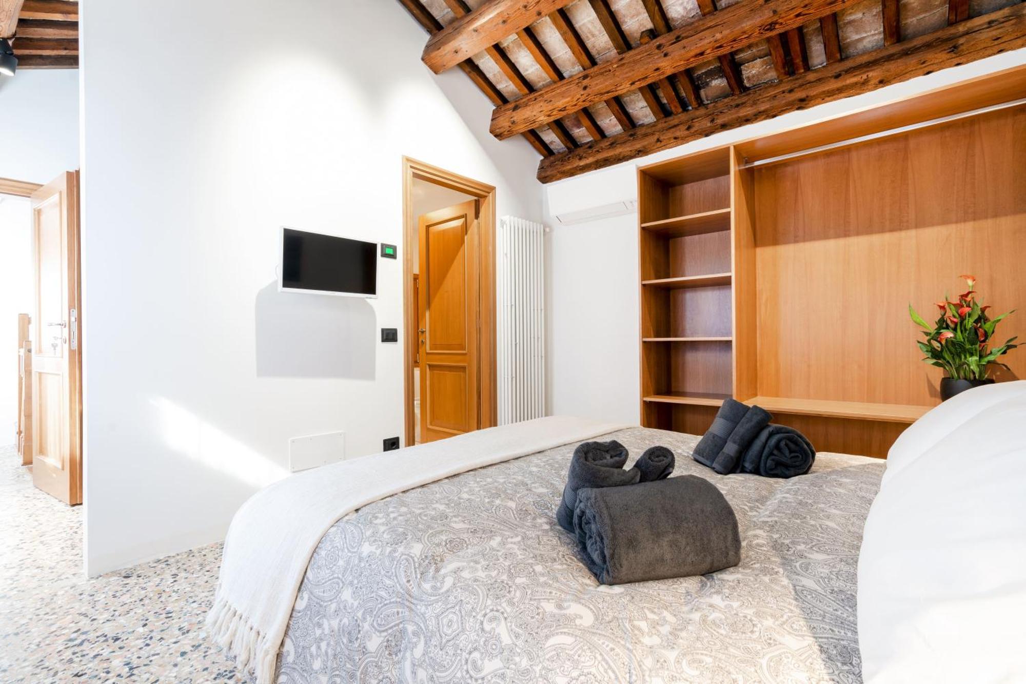 Intera Palazzina Al Centro Di