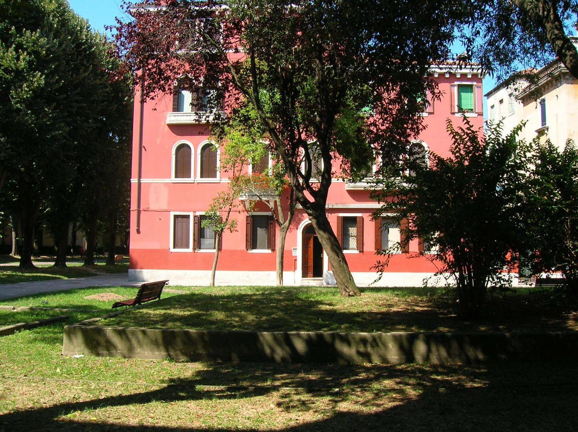 Bed & Breakfast Biennale