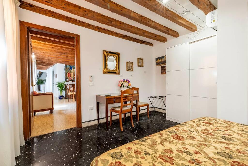 Ca' Mandorla 027042loc09523 Venice