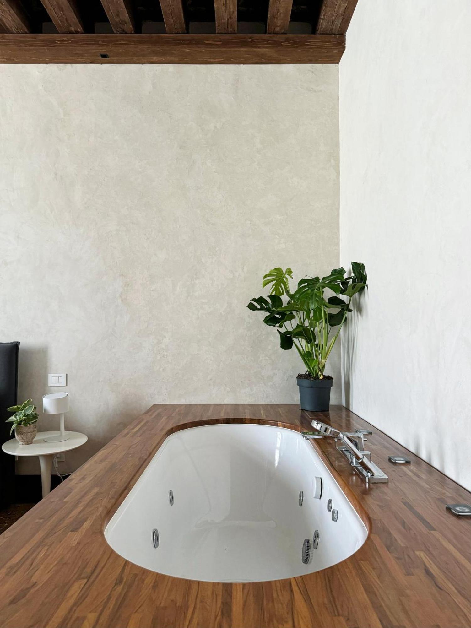 Appartement Central Luxury ~ Jacuzzi + Patio A/c