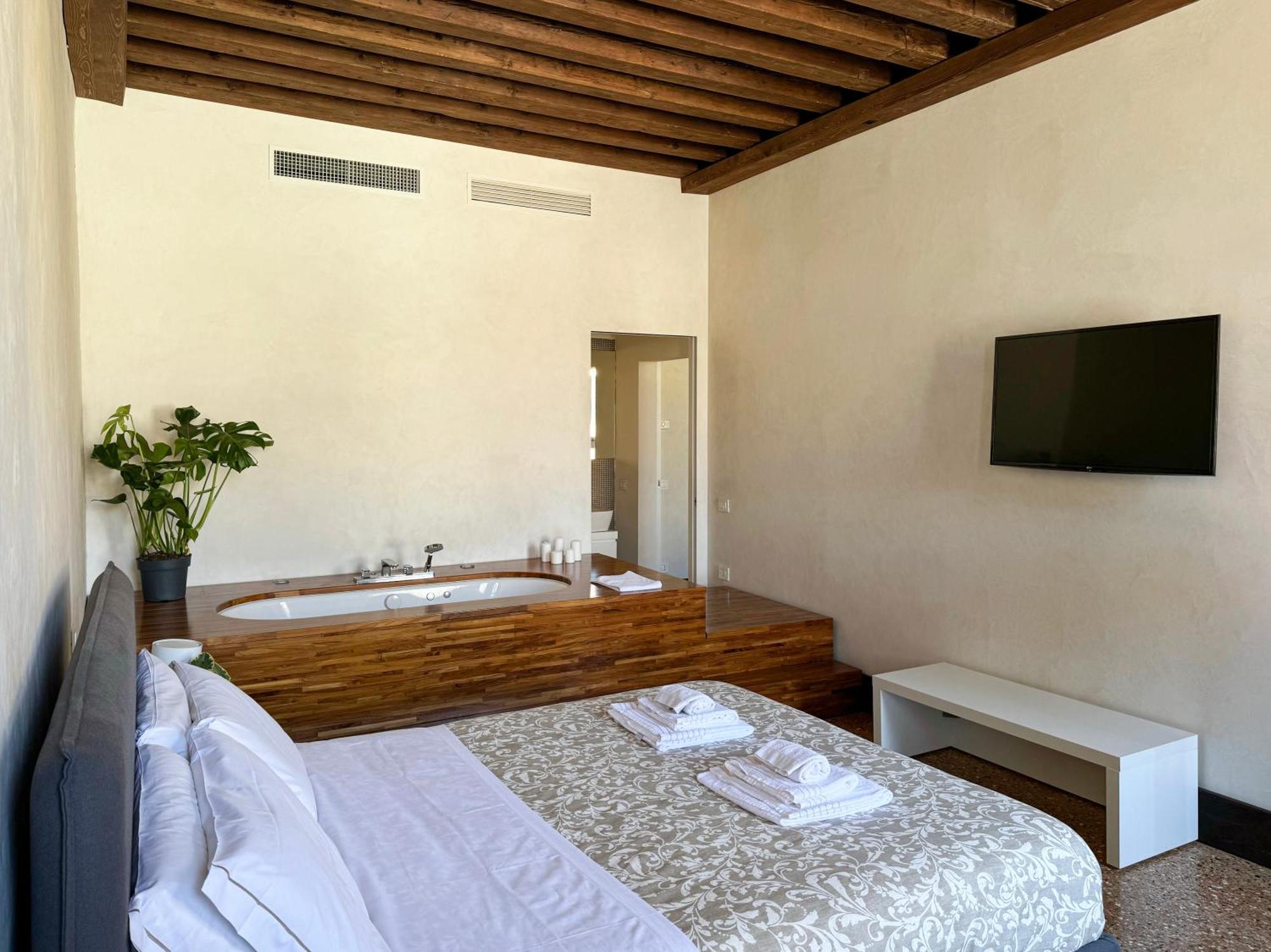 Appartement Central Luxury ~ Jacuzzi + Patio A/c Venise