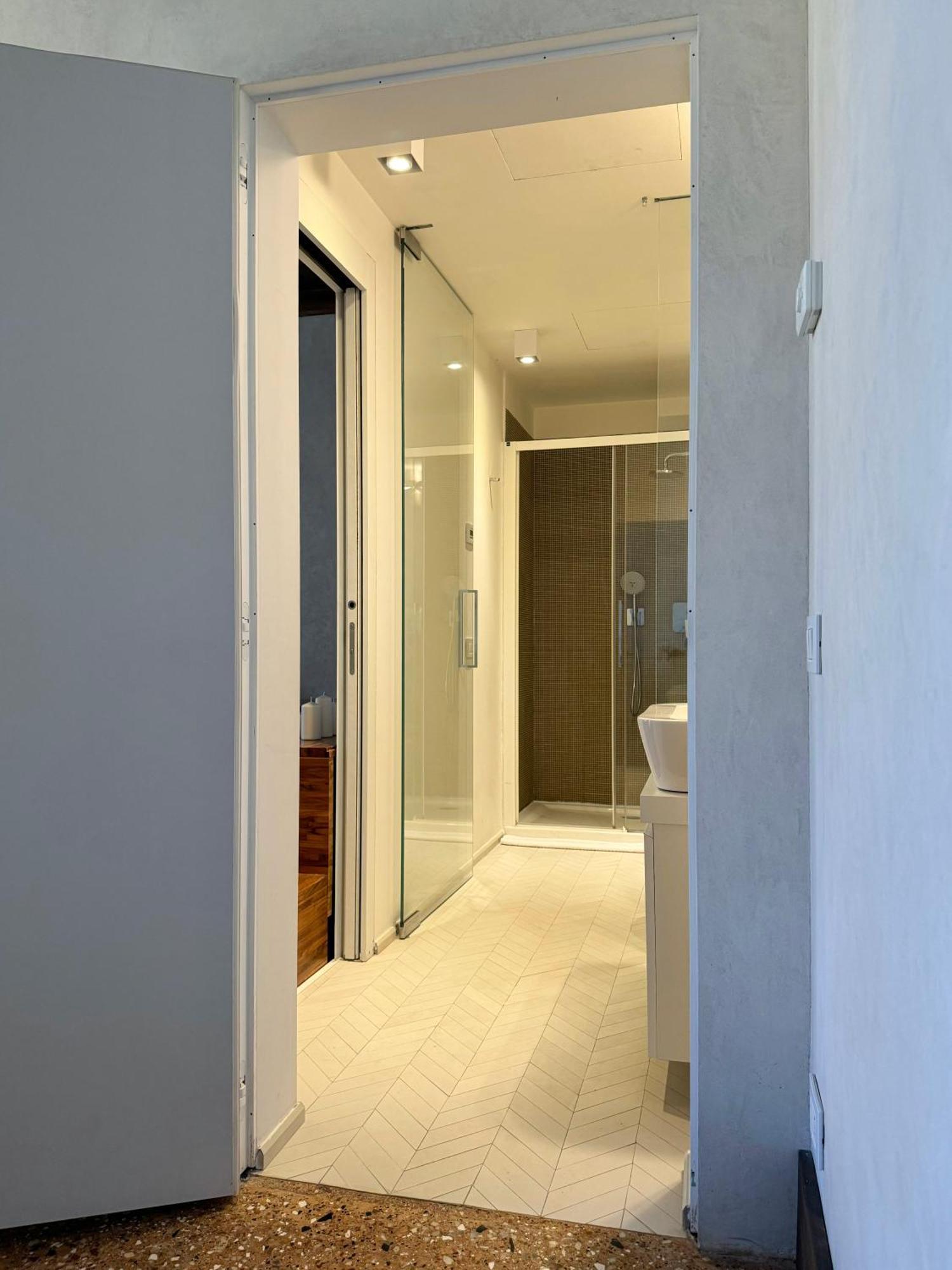 Central Luxury ~ Jacuzzi + Patio A/c Appartement