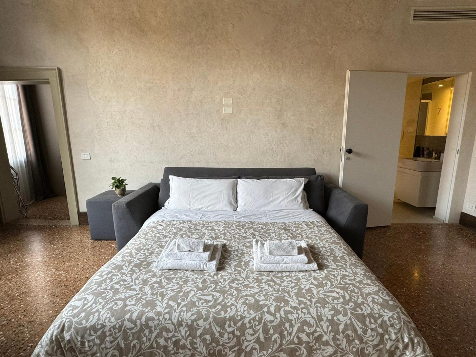 Appartement Central Luxury ~ Jacuzzi + Patio A/c *