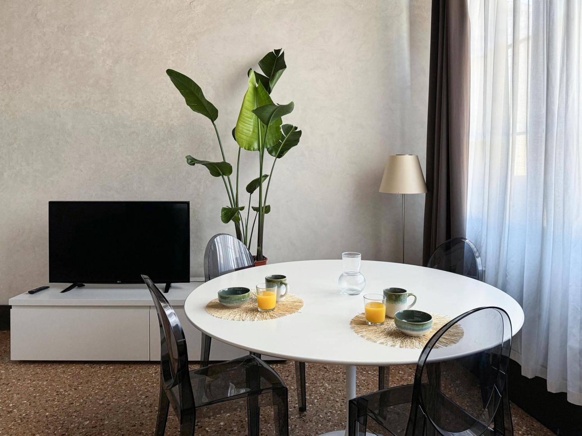 Central Luxury ~ Jacuzzi + Patio A/c Appartement Venise