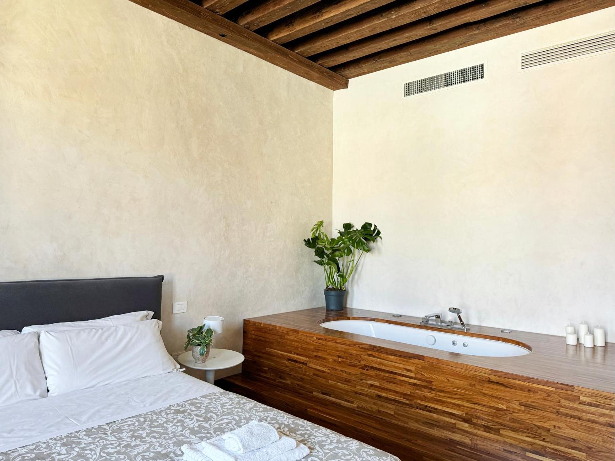 Central Luxury ~ Jacuzzi + Patio A/c * Venise