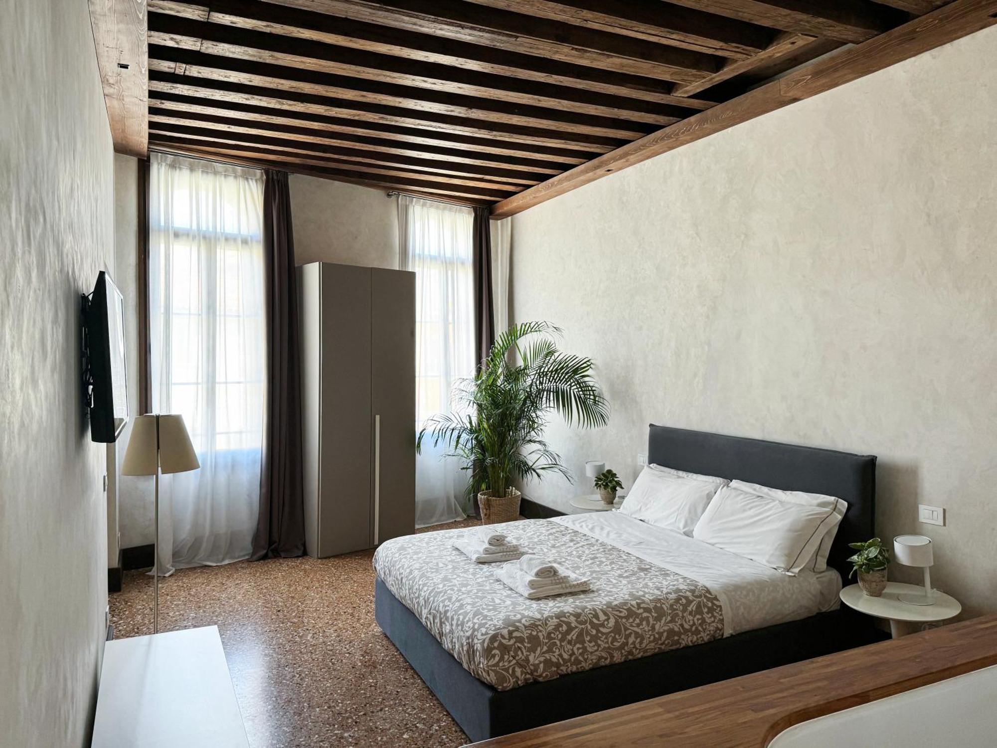 Appartement Central Luxury ~ Jacuzzi + Patio A/c *