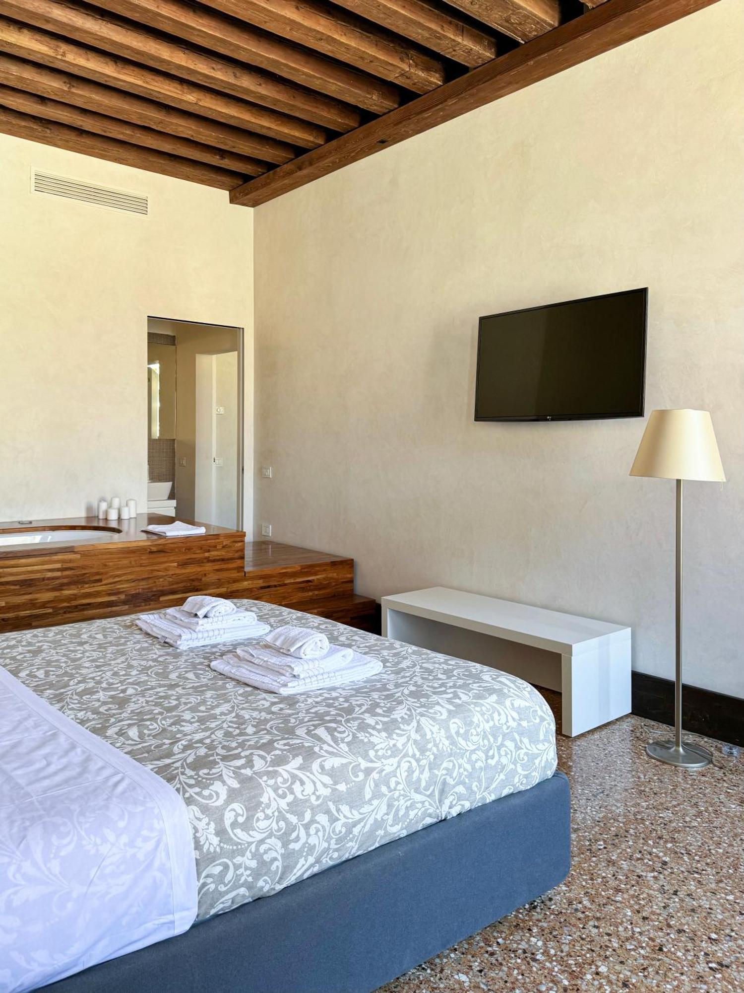 Appartement Central Luxury ~ Jacuzzi + Patio A/c