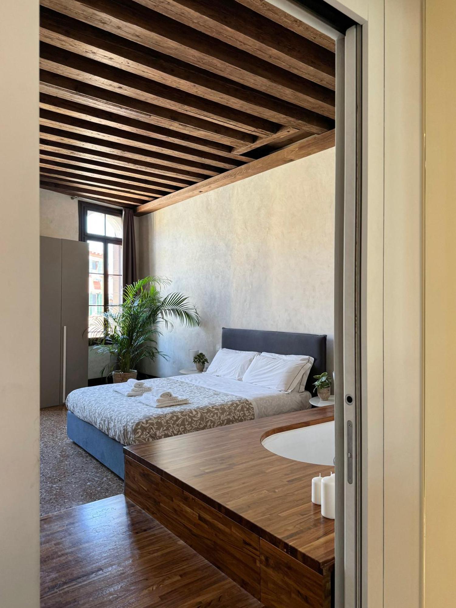 Appartement Central Luxury ~ Jacuzzi + Patio A/c *