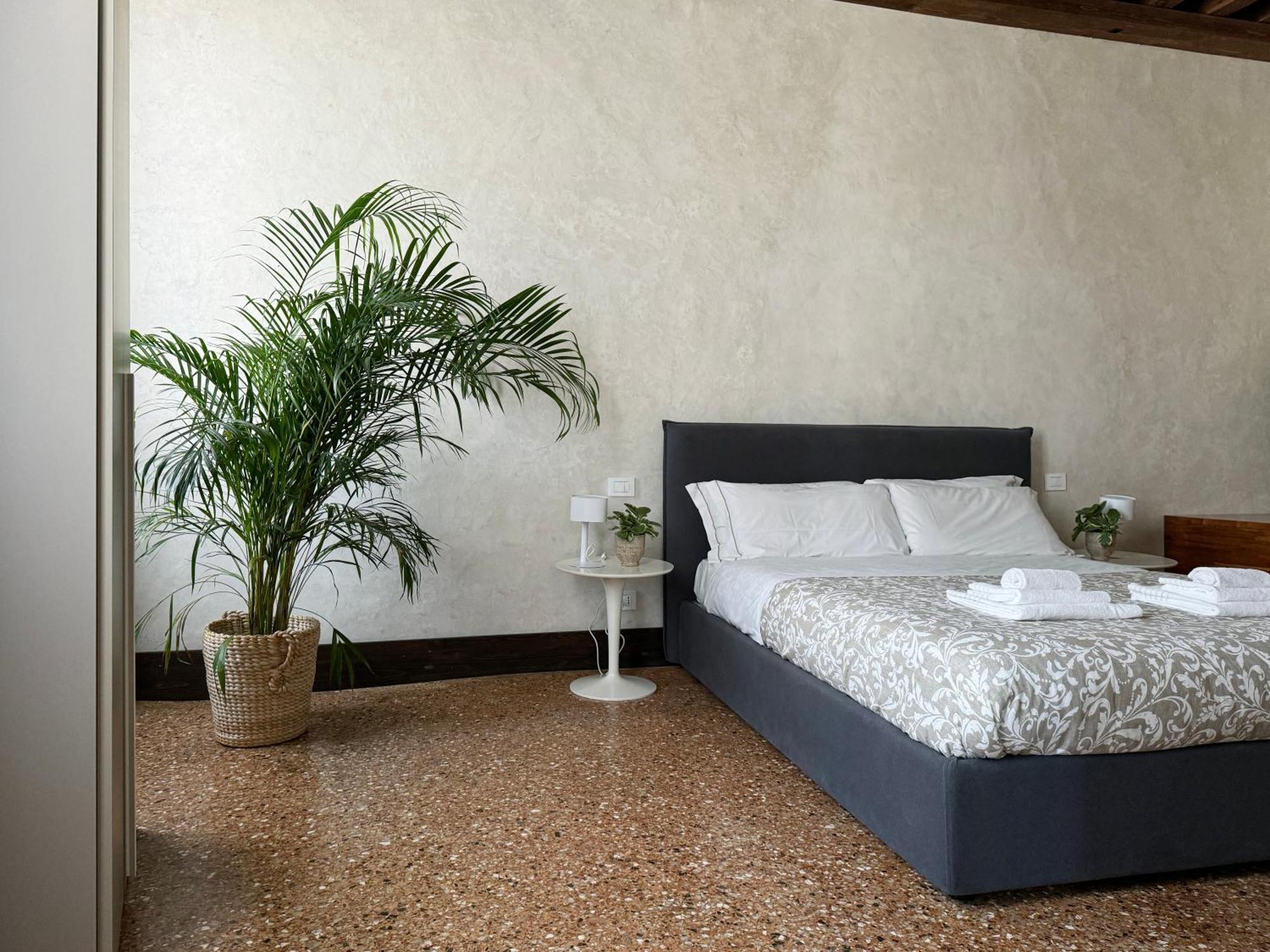 Central Luxury ~ Jacuzzi + Patio A/c * Venise
