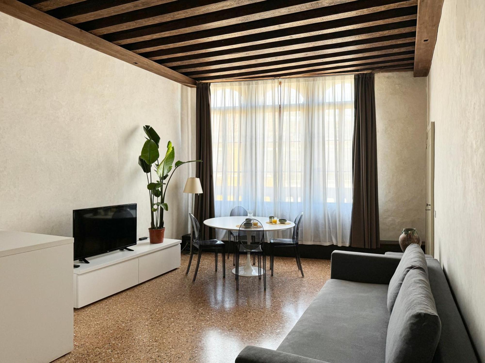 Central Luxury ~ Jacuzzi + Patio A/c Appartement *