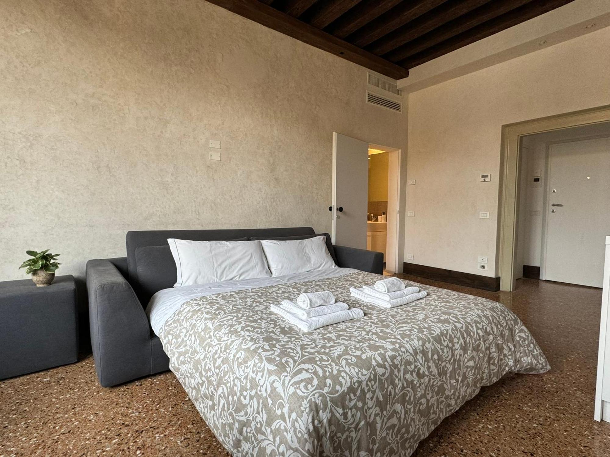 Appartement Central Luxury ~ Jacuzzi + Patio A/c