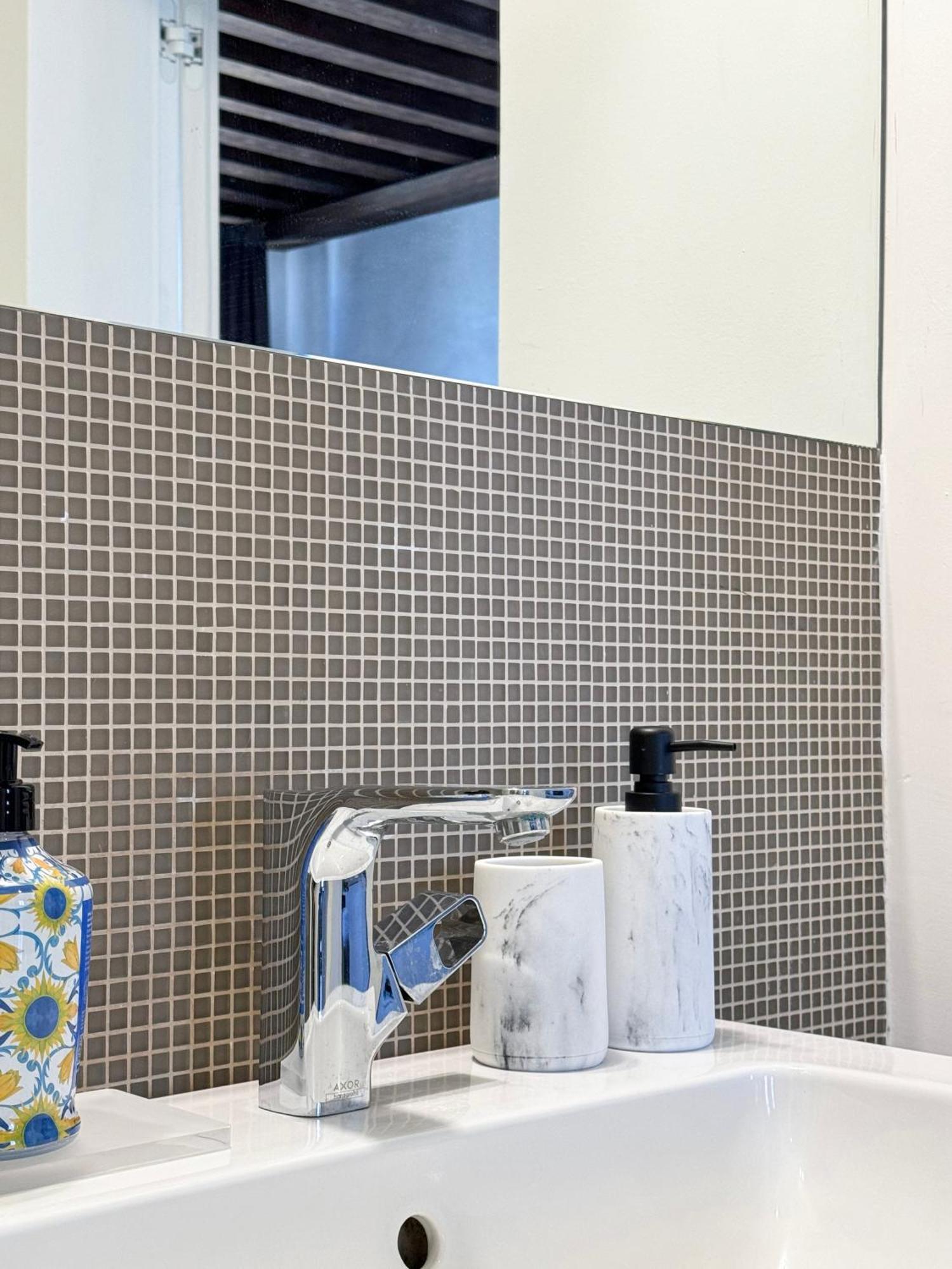 Appartement Central Luxury ~ Jacuzzi + Patio A/c
