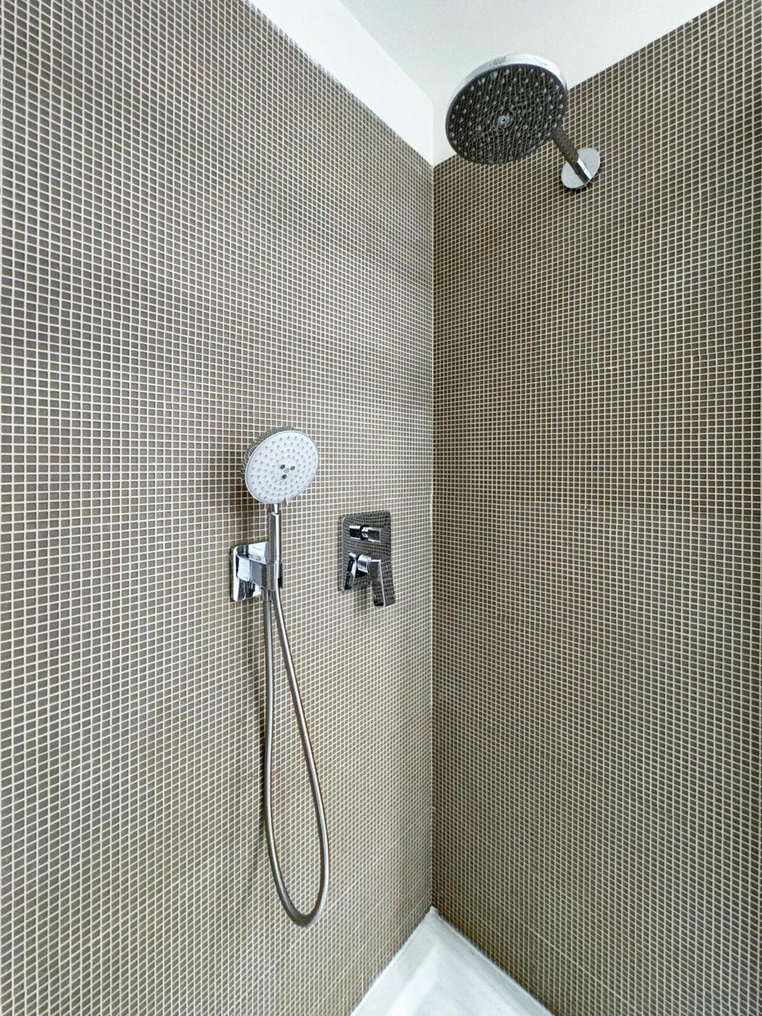 Central Luxury ~ Jacuzzi + Patio A/c *