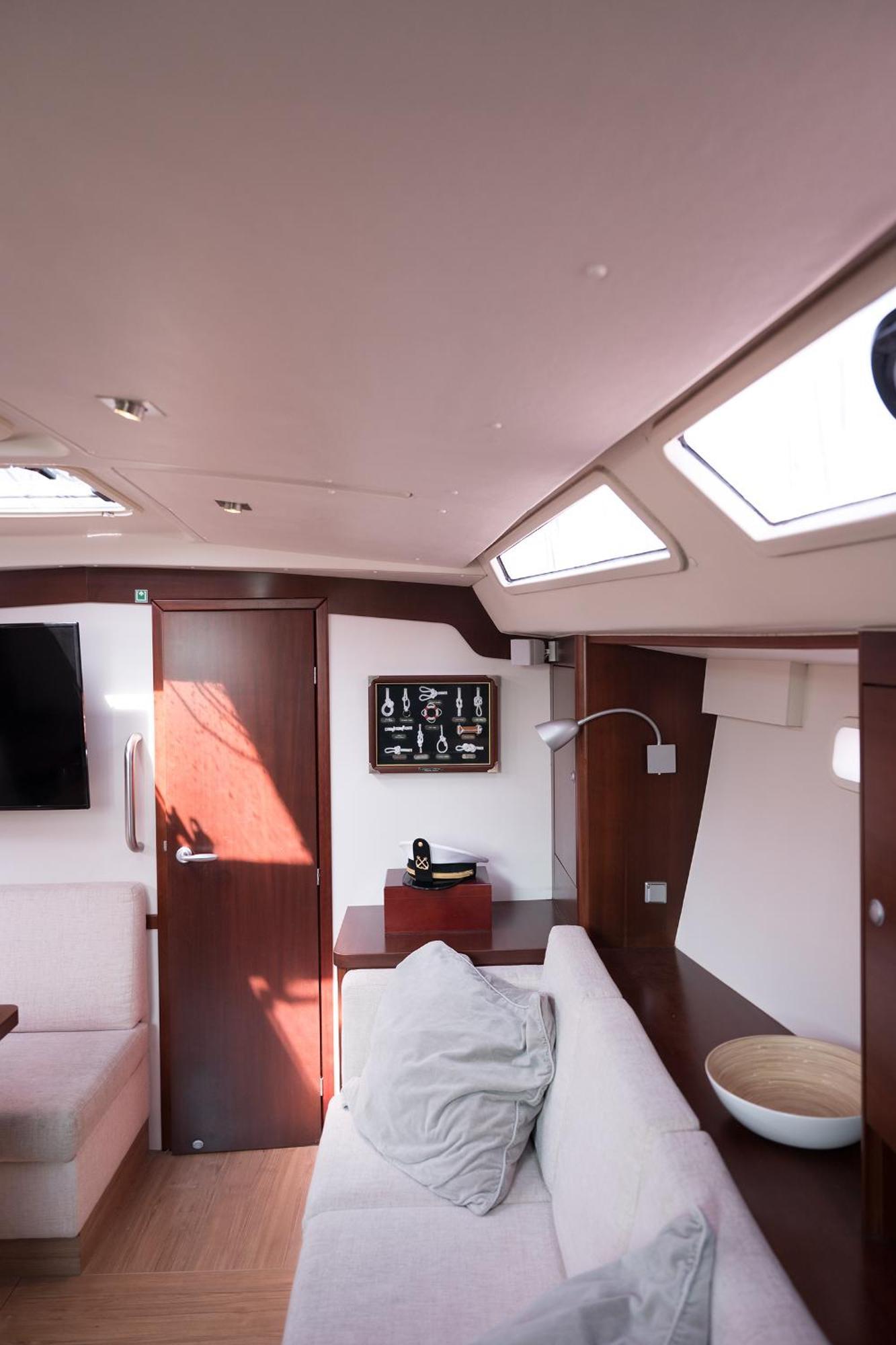 Botel Venice Boat Tour With Aperitif And Music Included On A Sailing Boat *