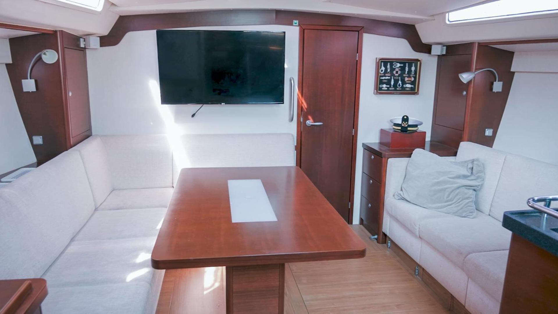 Botel Venice Boat Tour With Aperitif And Music Included On A Sailing Boat *