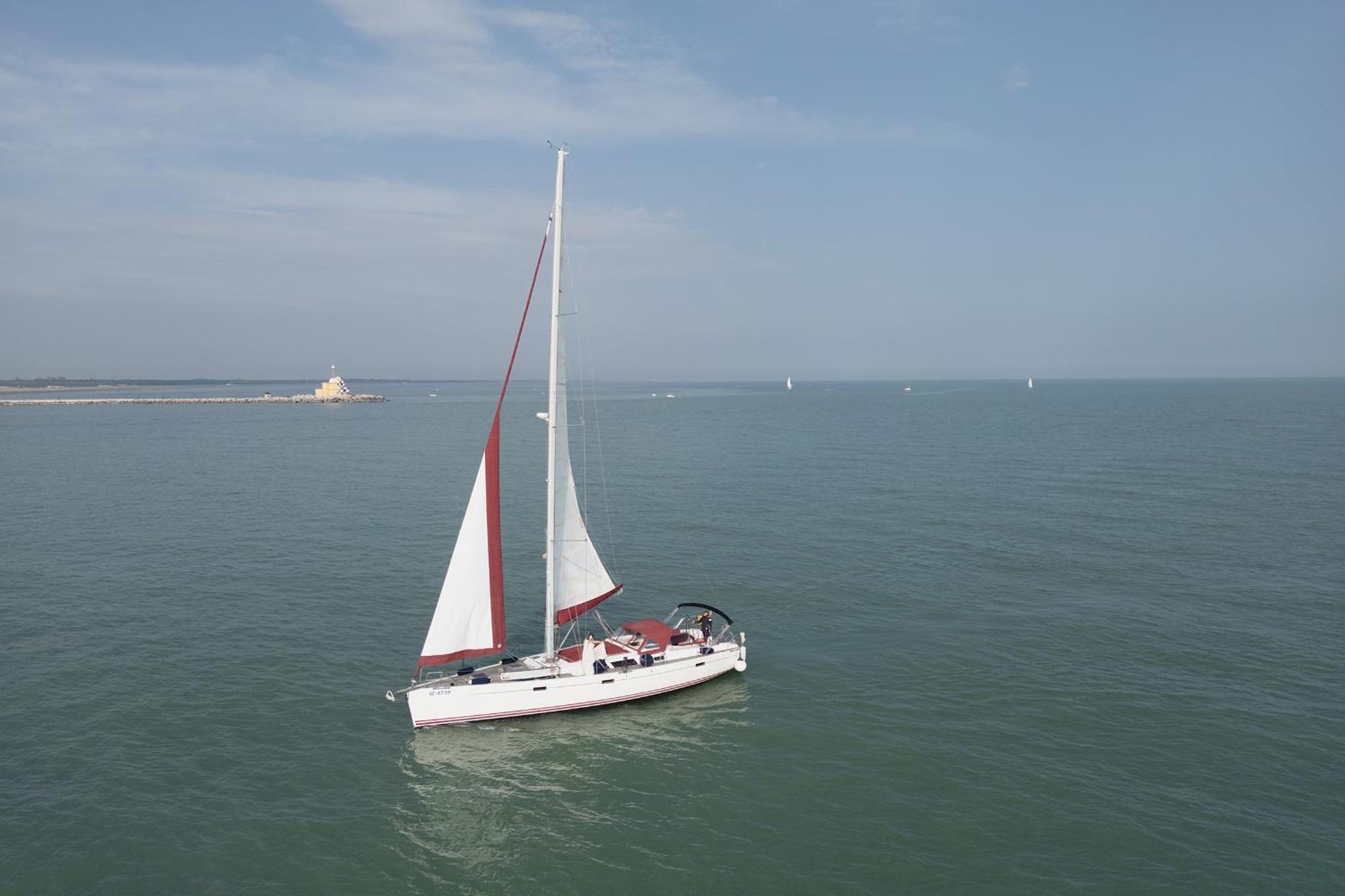 Venice Boat Tour With Aperitif And Music Included On A Sailing Boat Botel