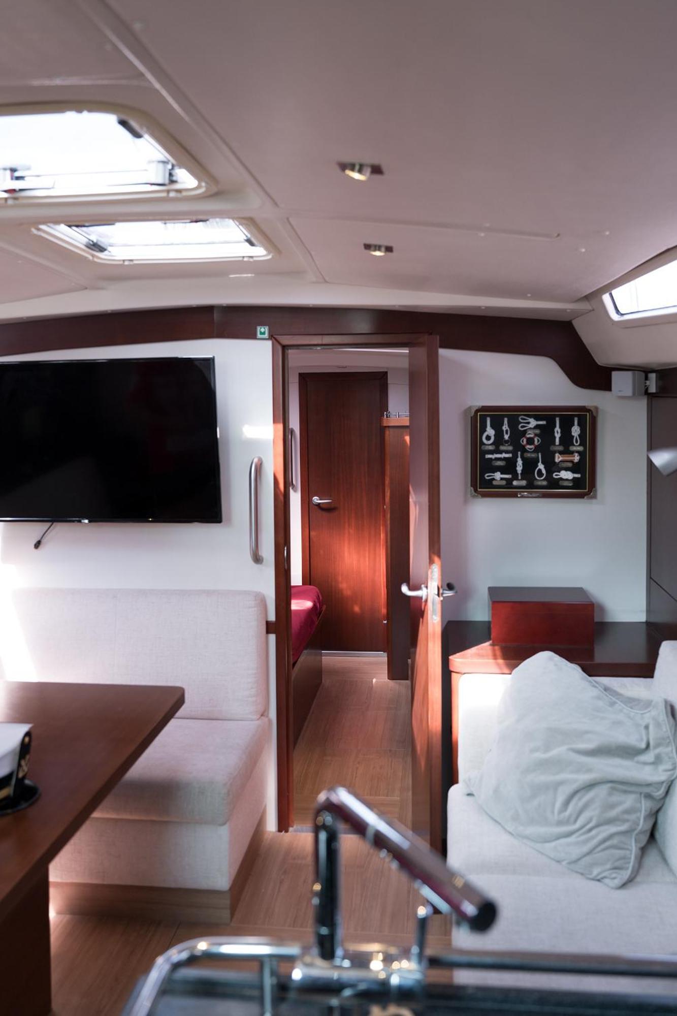 Botel Venice Boat Tour With Aperitif And Music Included On A Sailing Boat *