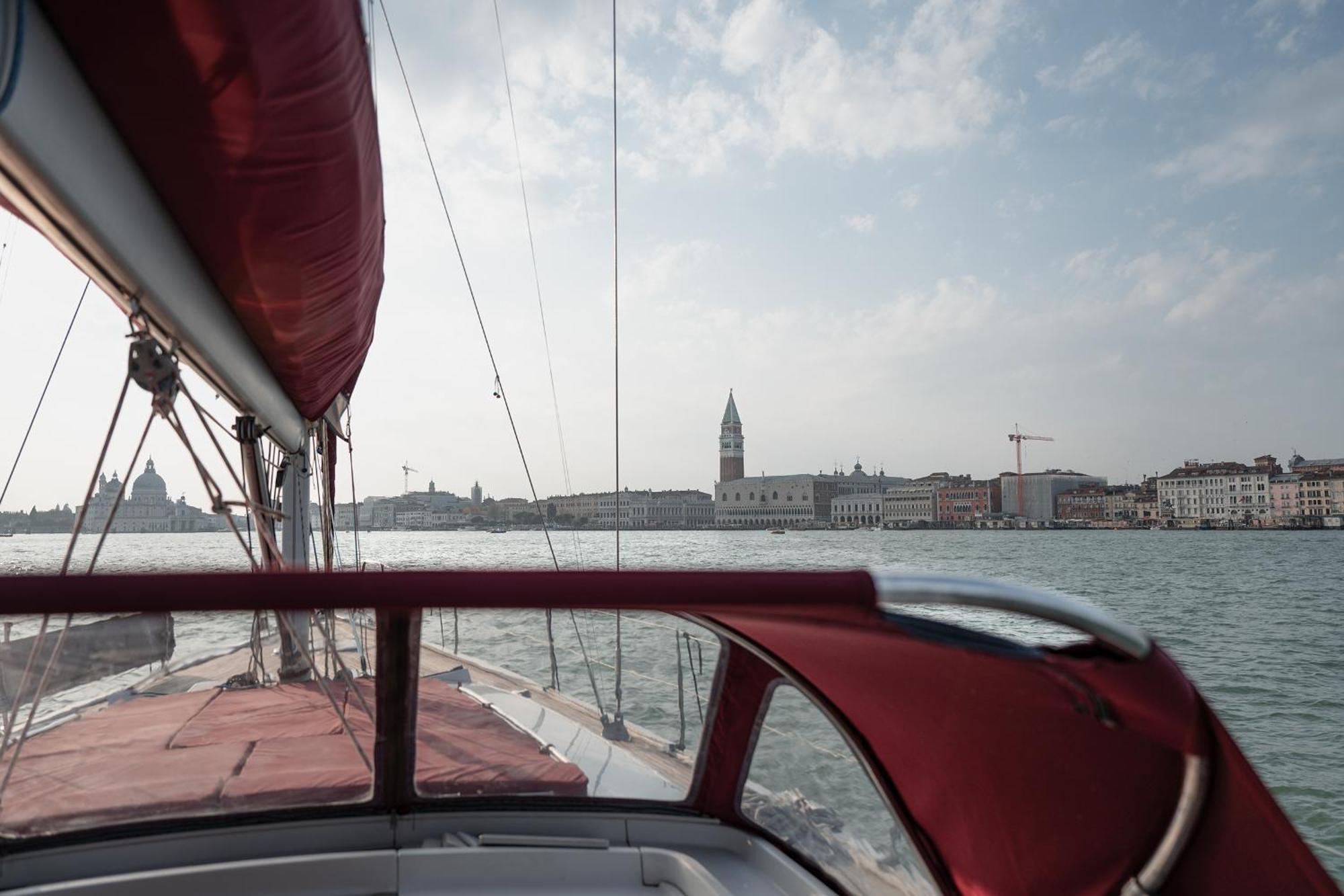 Venice Boat Tour With Aperitif And Music Included On A Sailing Boat Botel Venetië