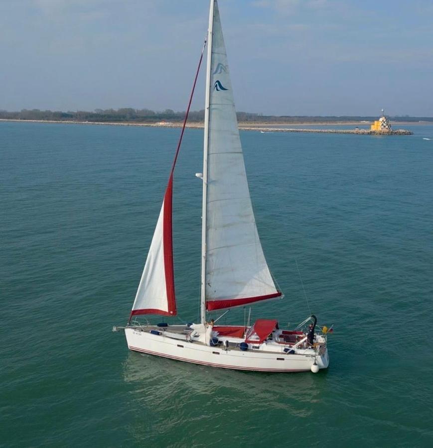 Botel Venice Boat Tour With Aperitif And Music Included On A Sailing Boat *