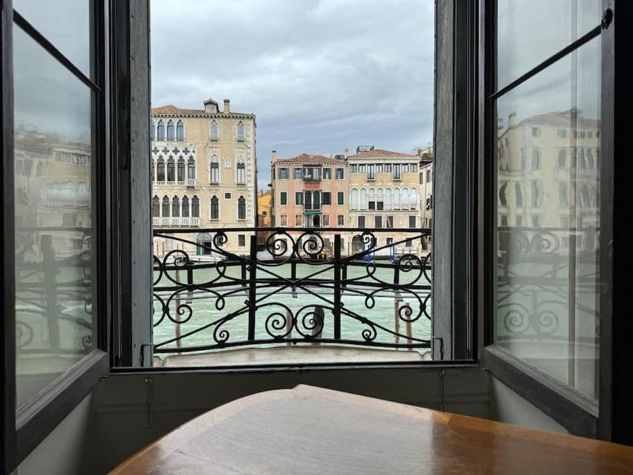 Ponte Di Rialto E Canal Grande-palazzo Benzon Venedig