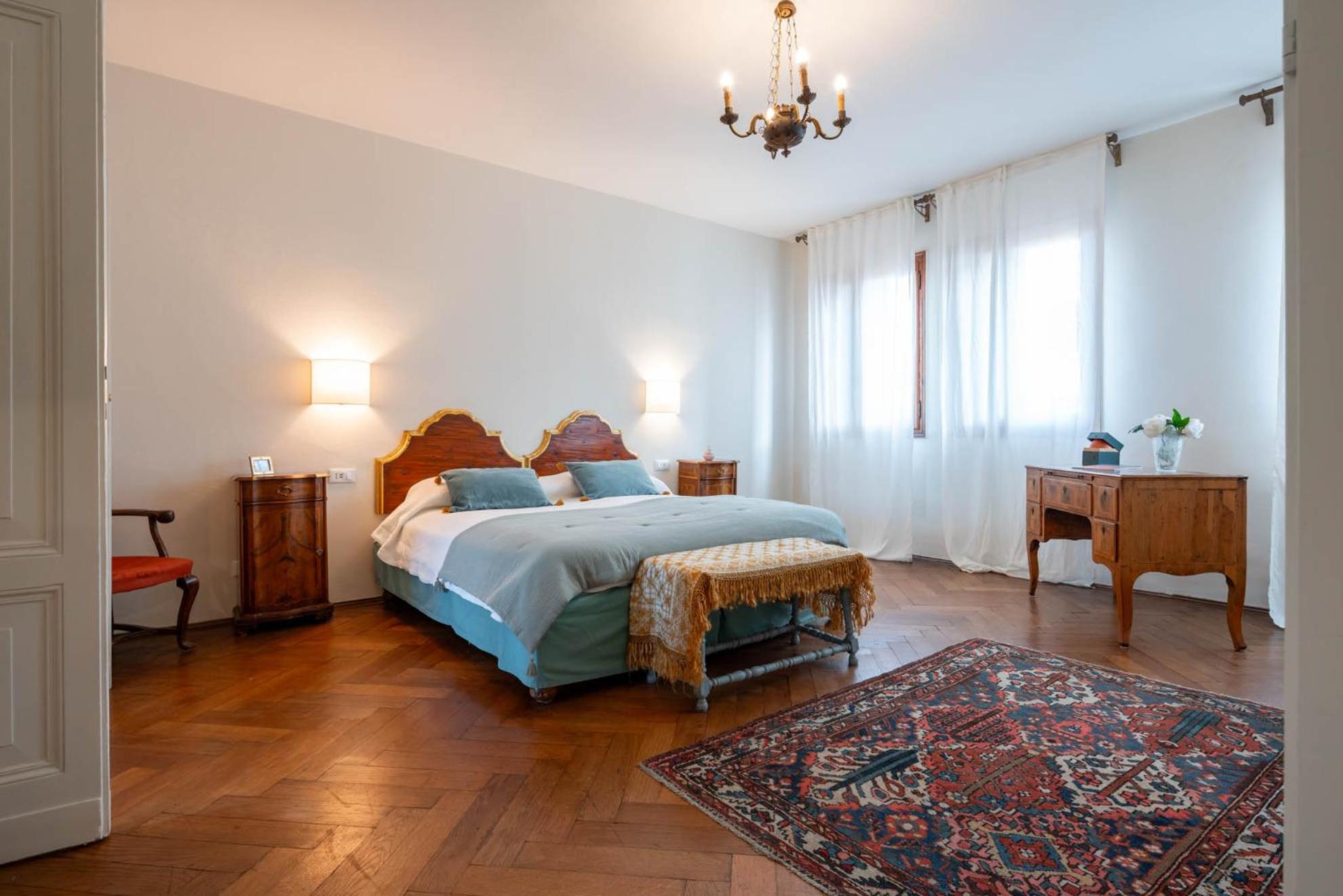 Sunbeam Palace * Venice