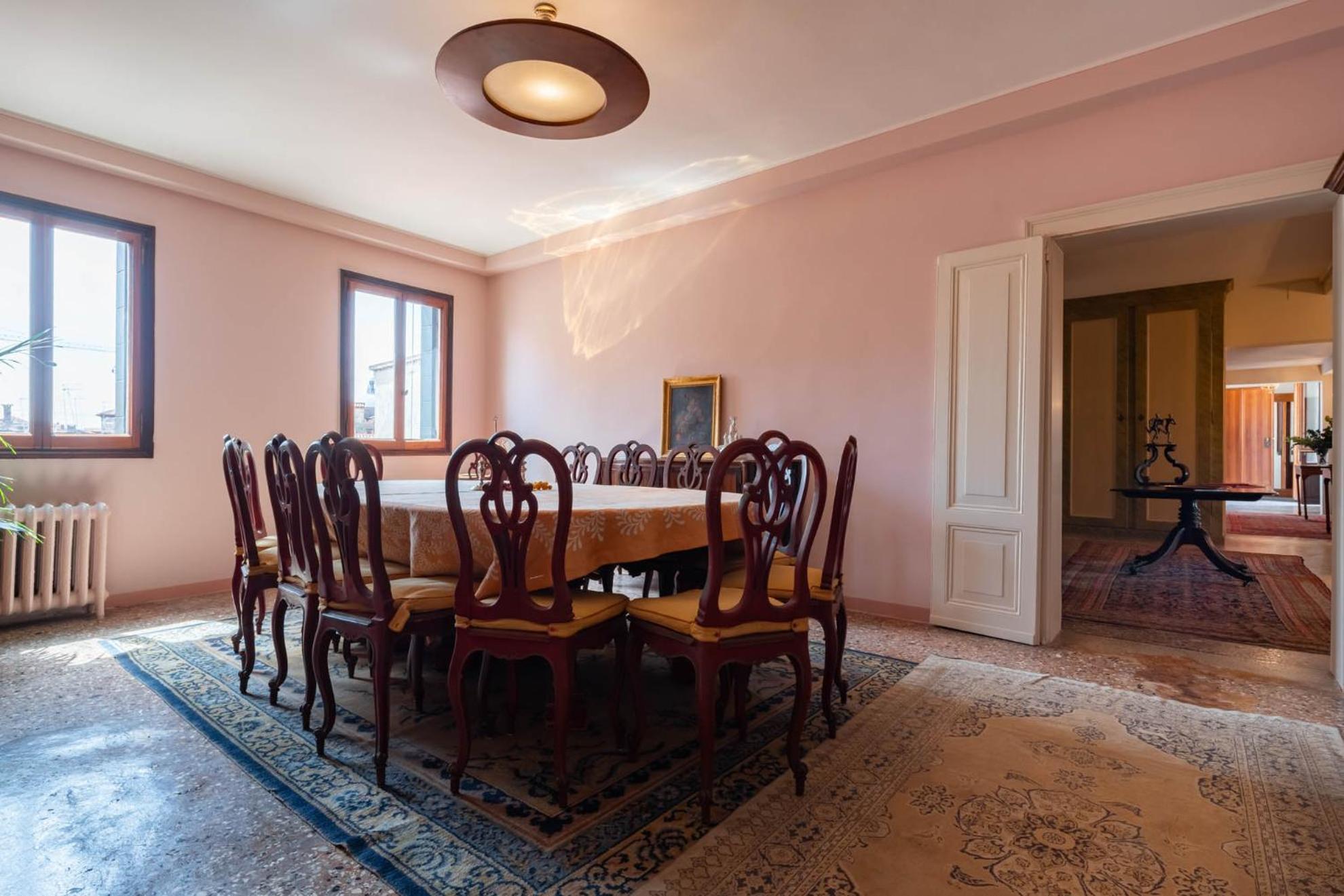 Sunbeam Palace Apartment *