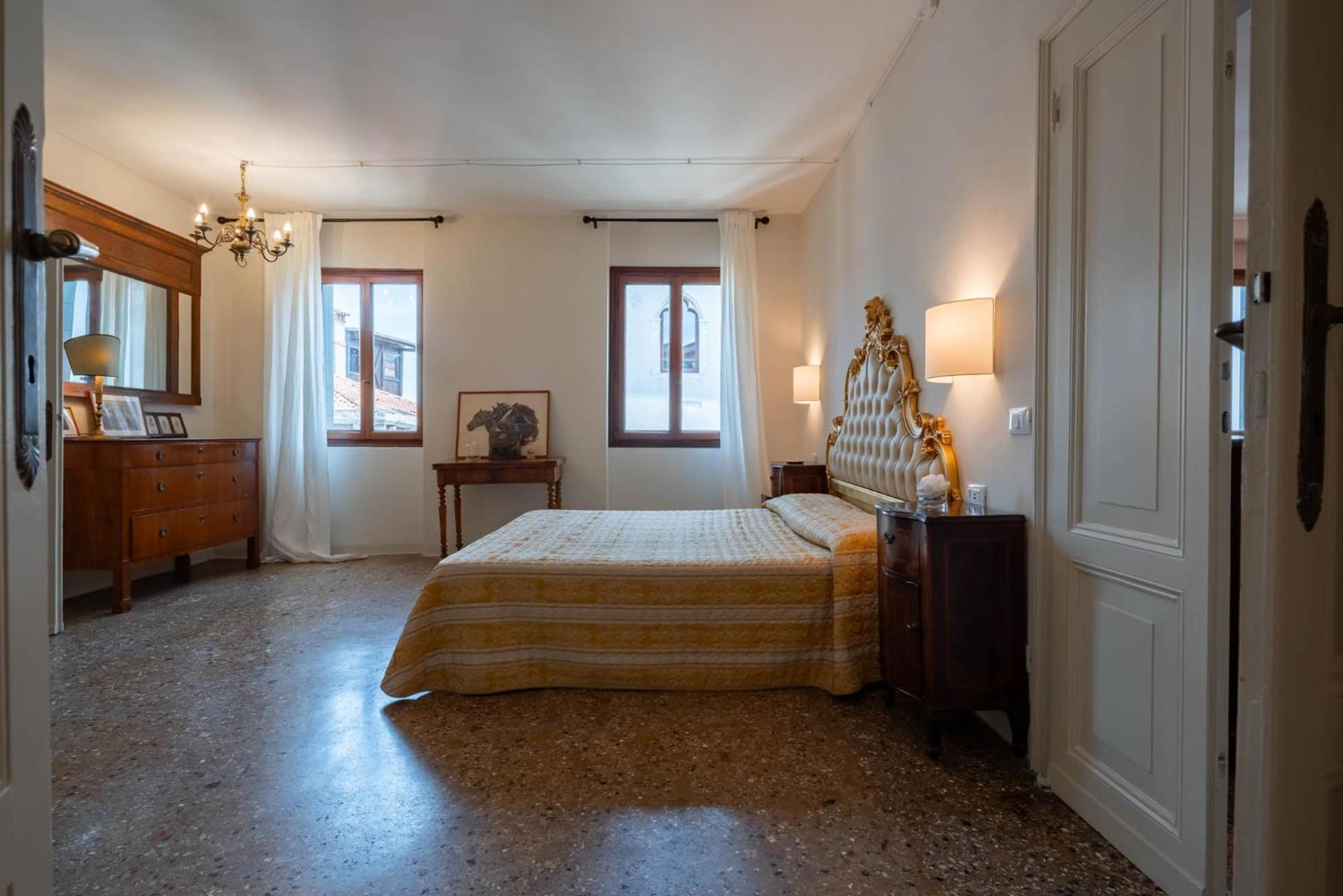 Sunbeam Palace Apartment *