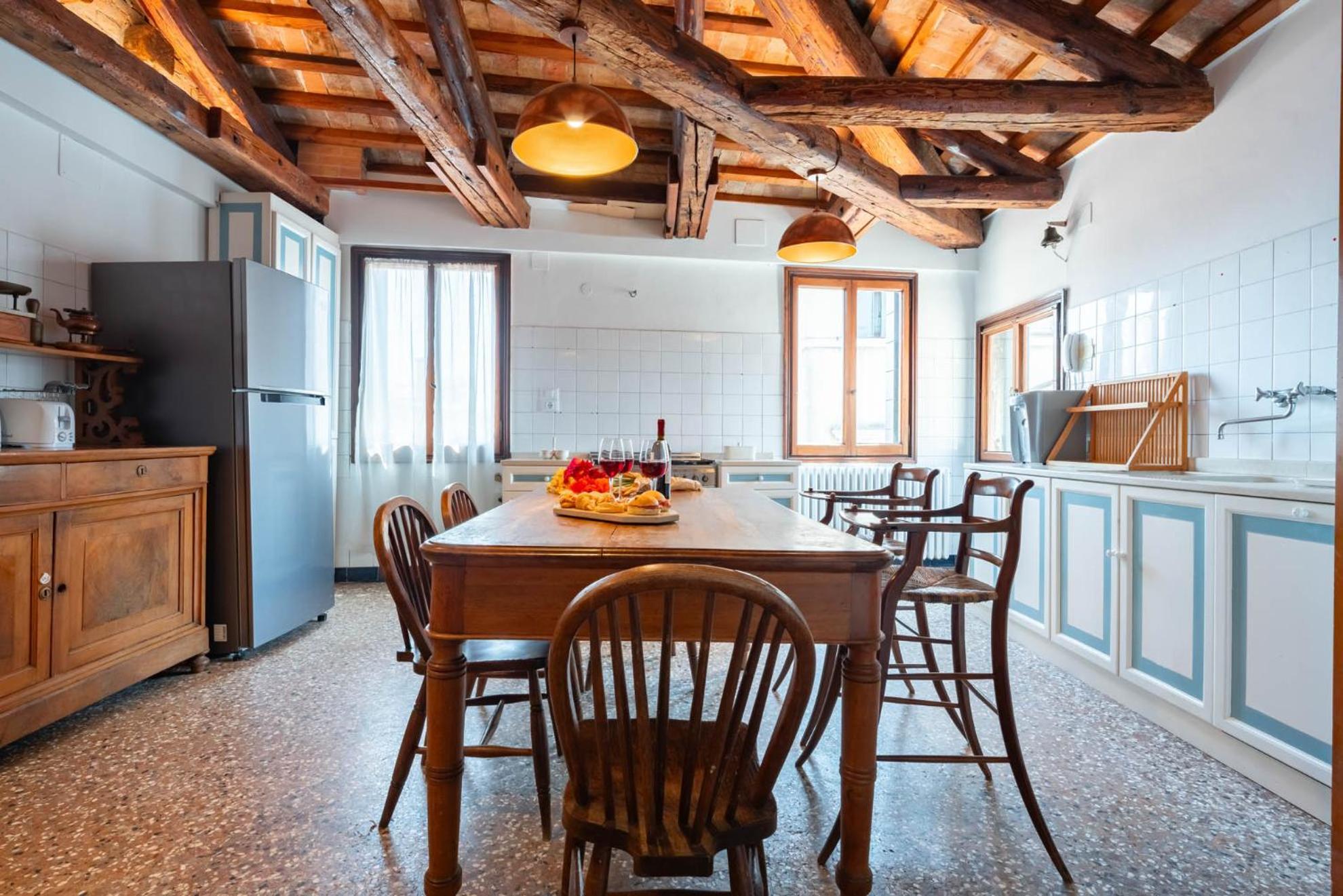 Sunbeam Palace Apartment *