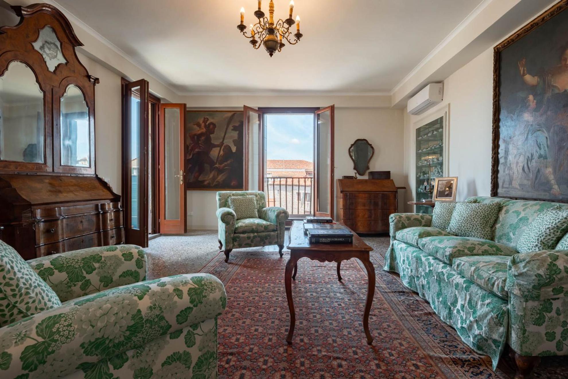 Sunbeam Palace Venice