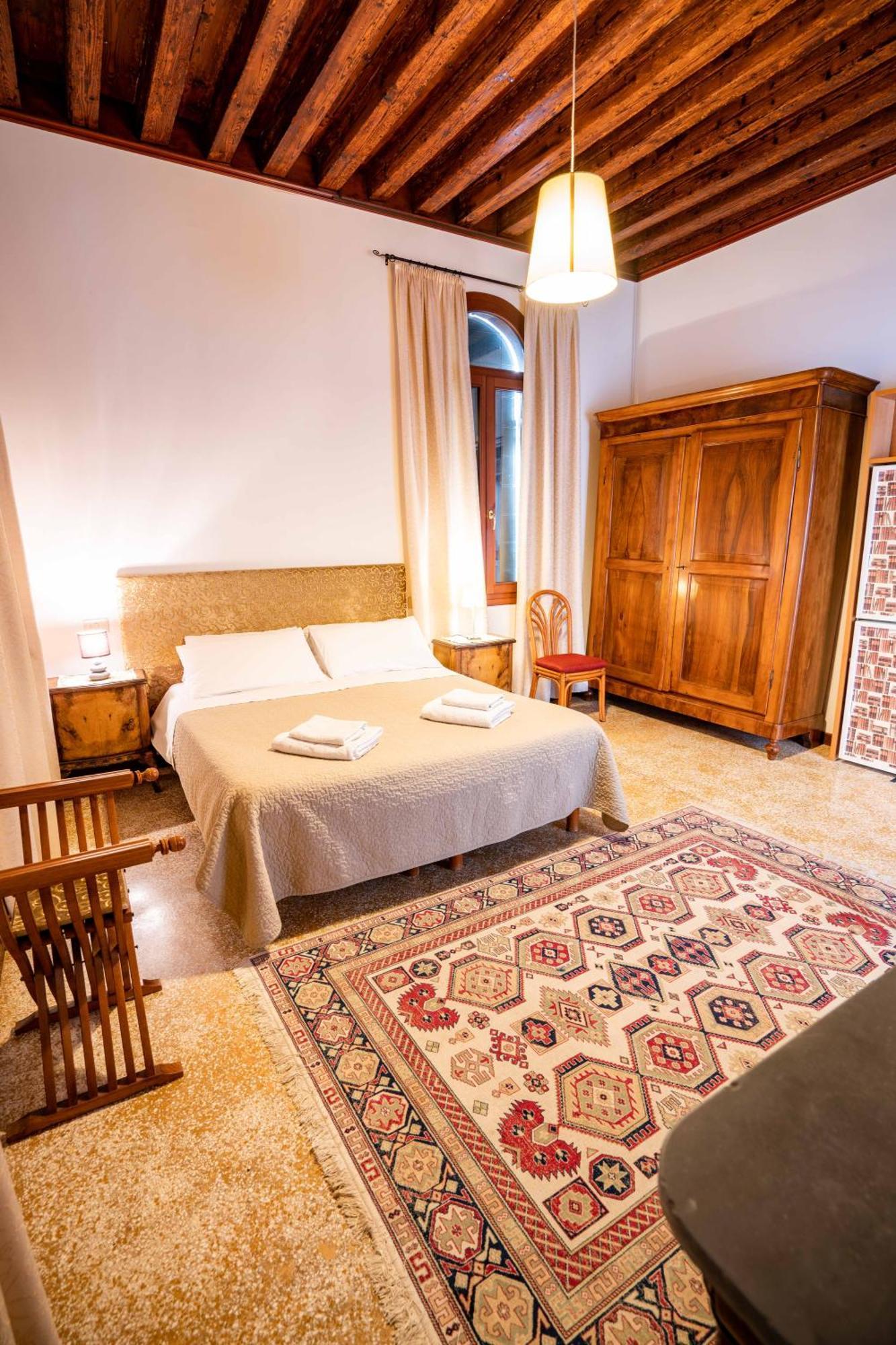 San Trovaso Apartment *