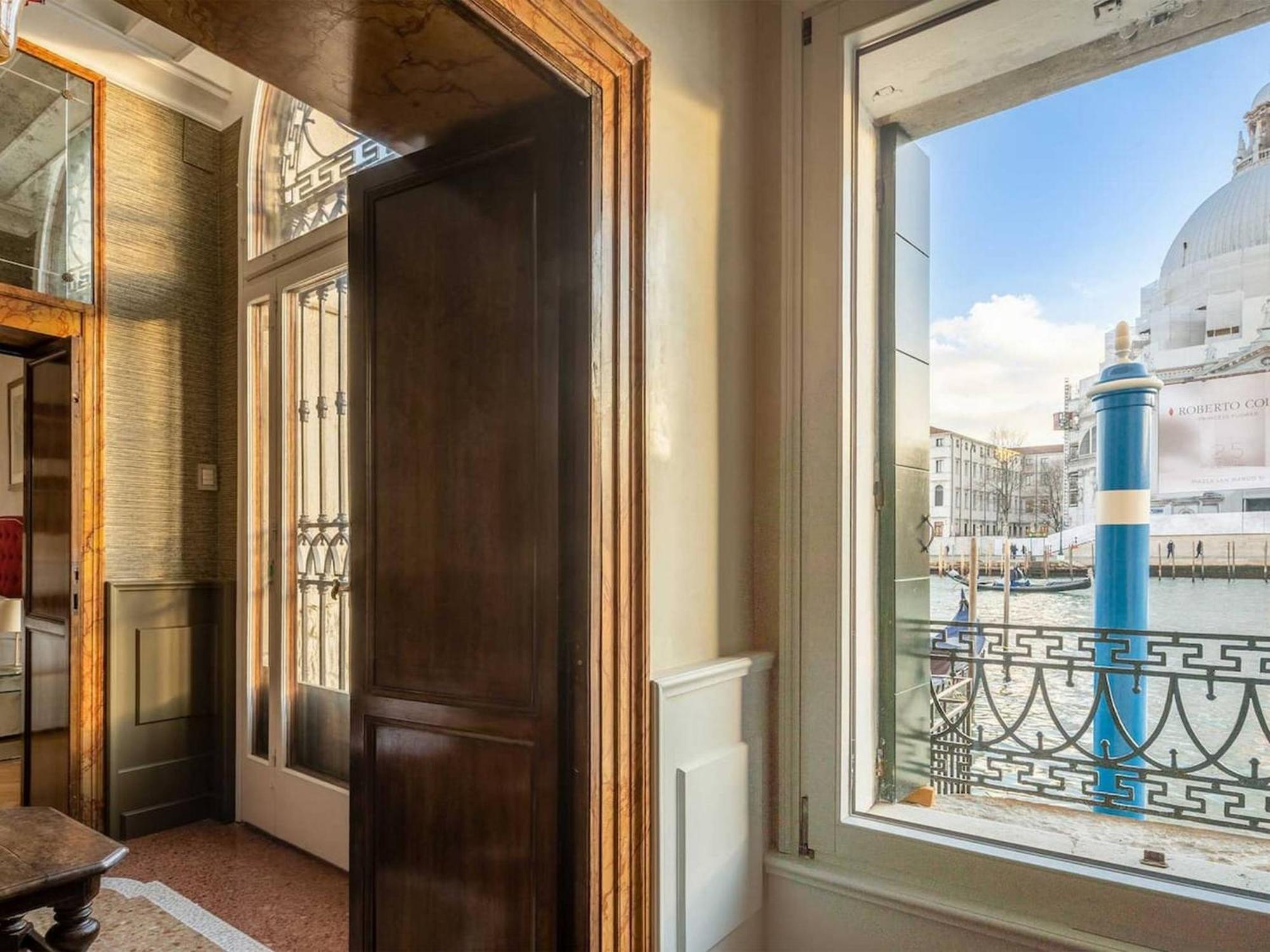 4br Large With A View - What'app - 0039-3512-039-610 - For Reservations! * Venetië