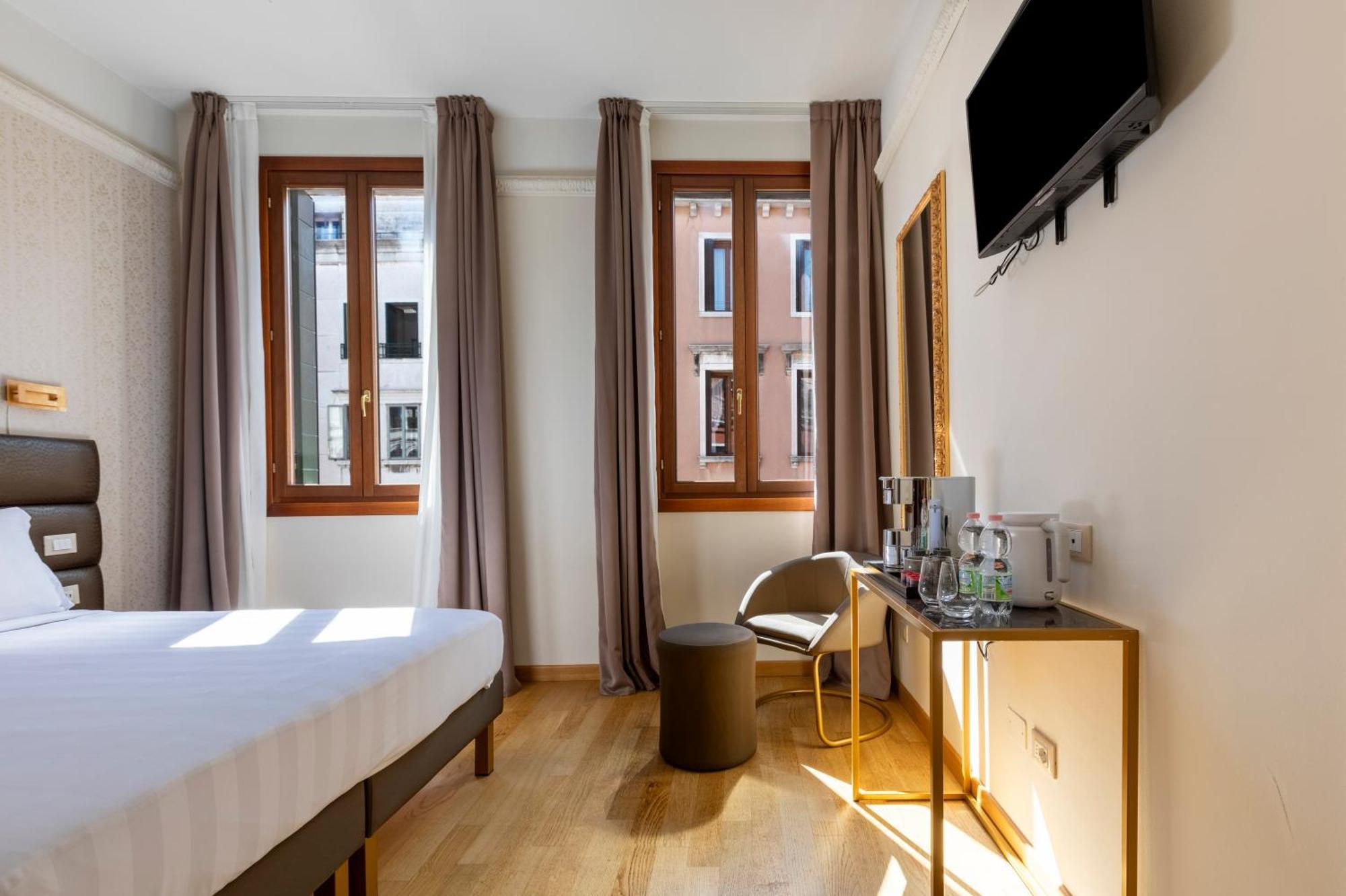 Palazzo Orseolo- Gondola View Aparthotel 4*