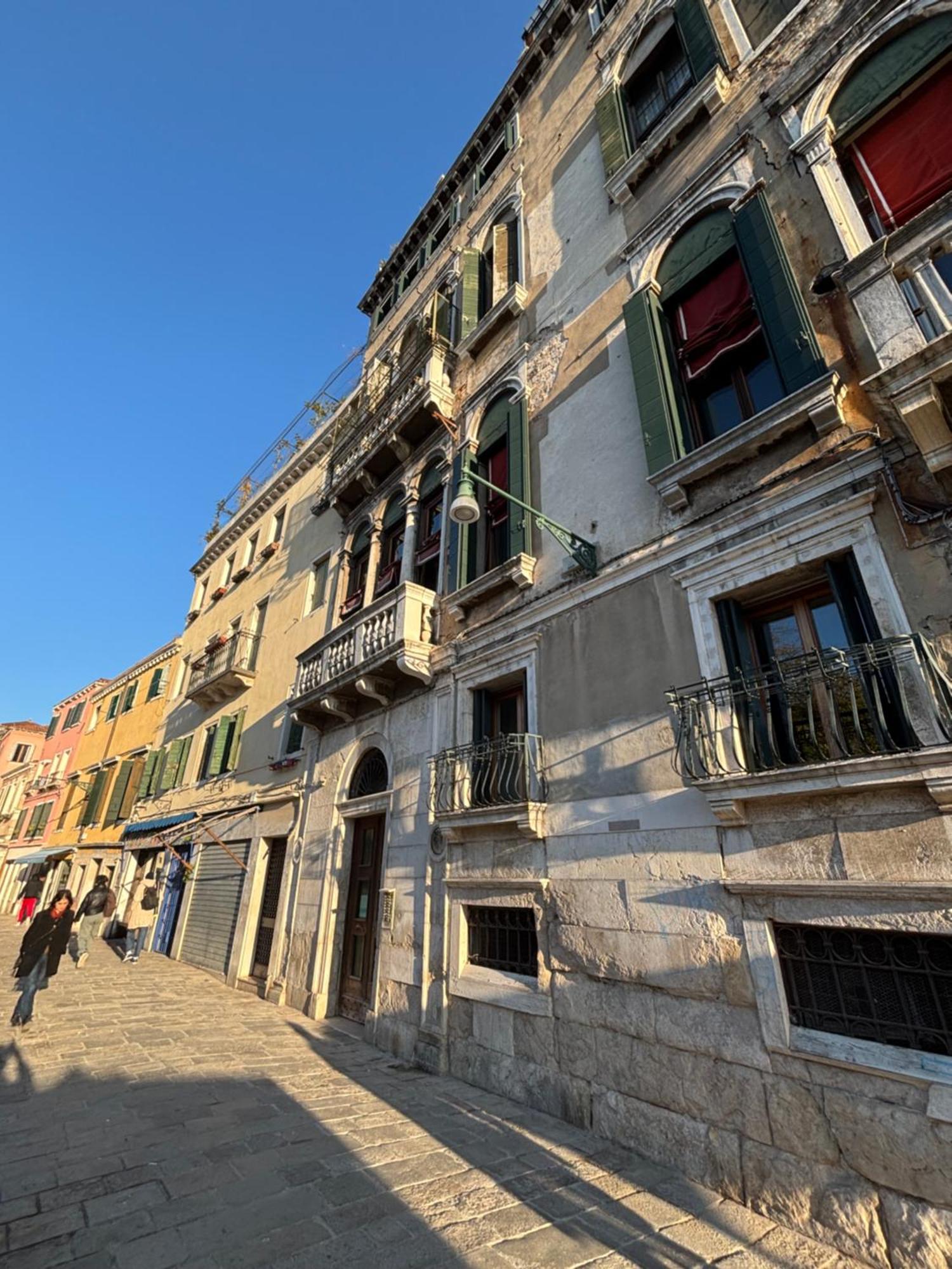 Large And Bright With Canal View Appartement Venise
