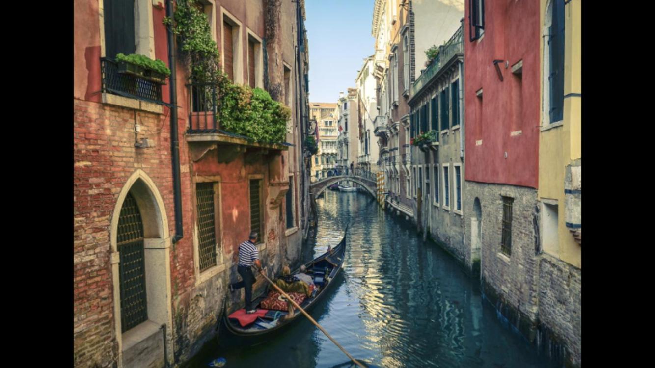 Couette-café Al Teatro With Canal View *