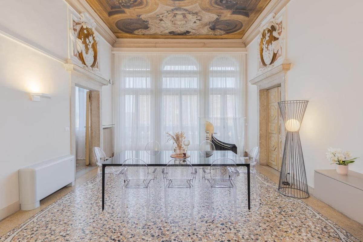 Luxury Calatrava - In Venetian Palazzo Venise