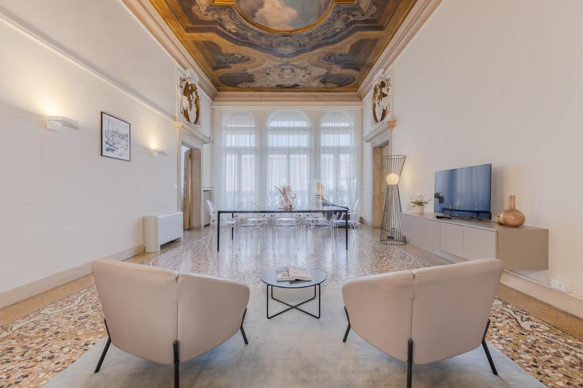 Luxury Calatrava - In Venetian Palazzo Venise