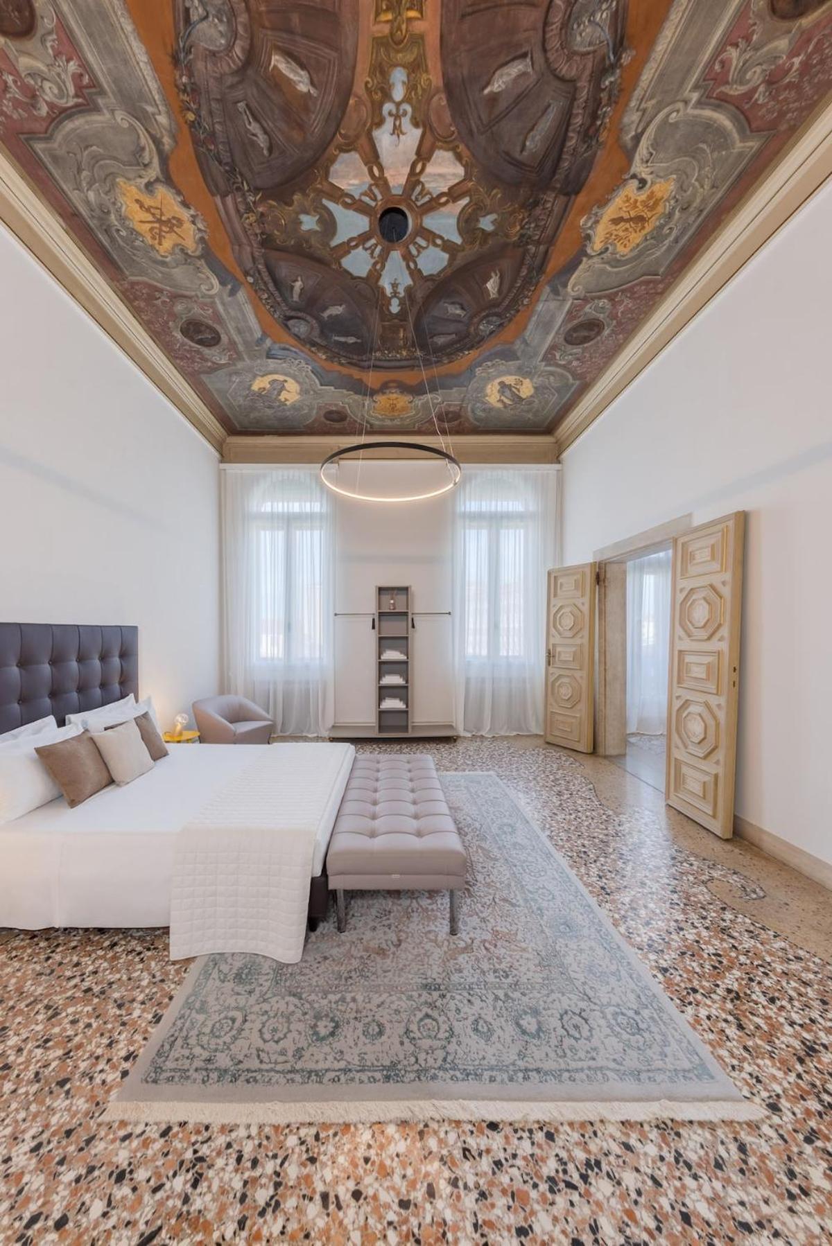 Luxury Calatrava - In Venetian Palazzo Venise