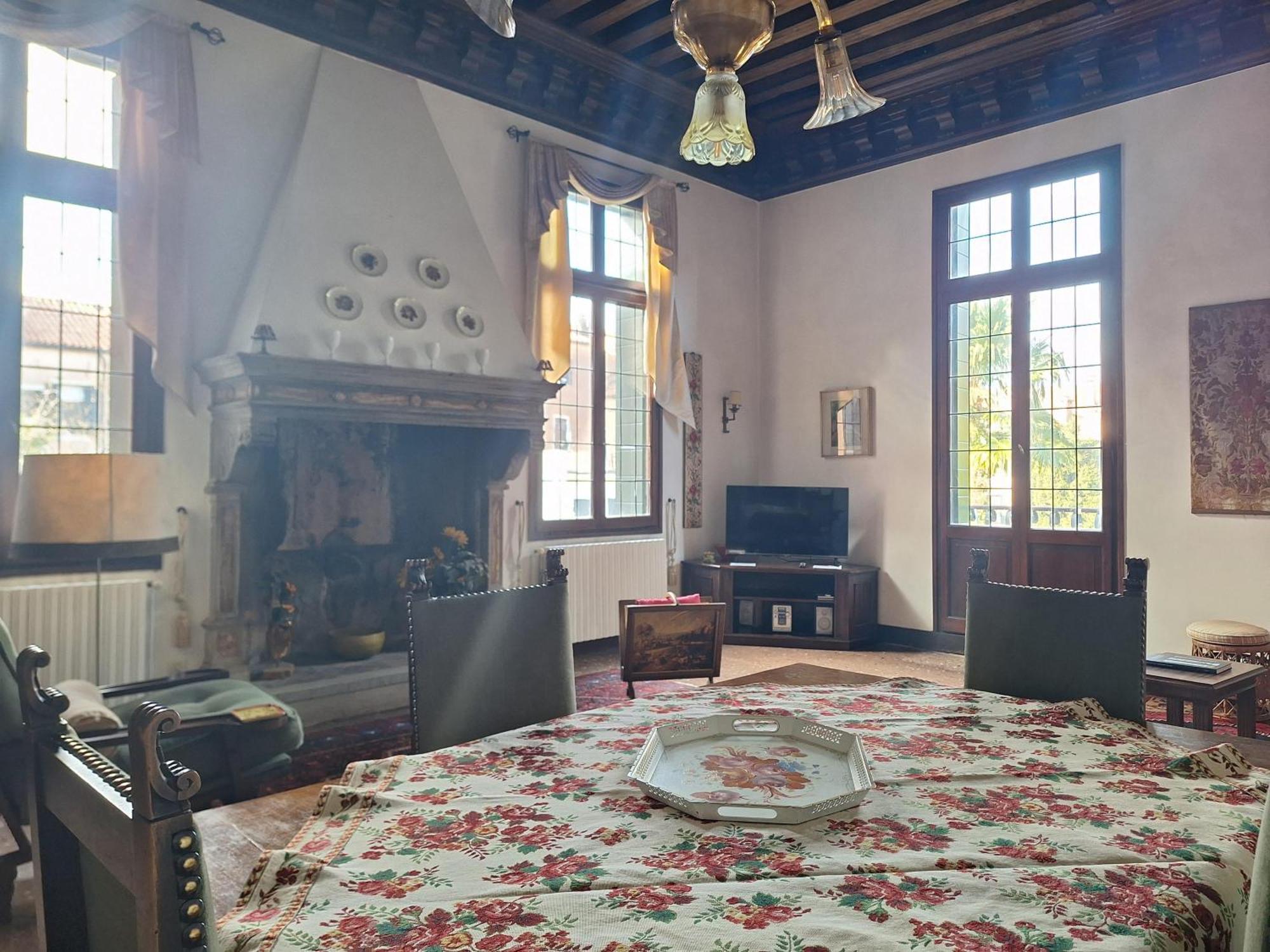 Palazzo Foscarini . * Venezia