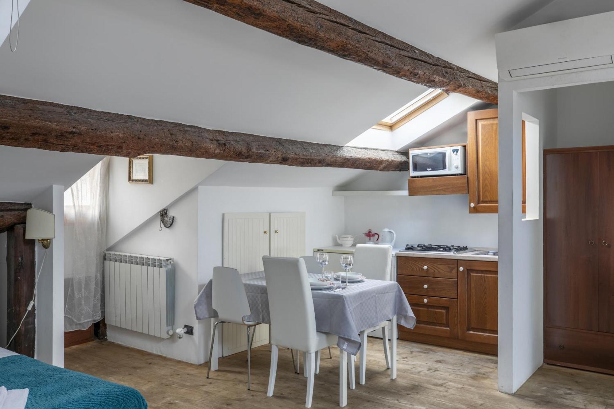 Lovely Attic For 4 Person With Wifi - A/c Appartement *