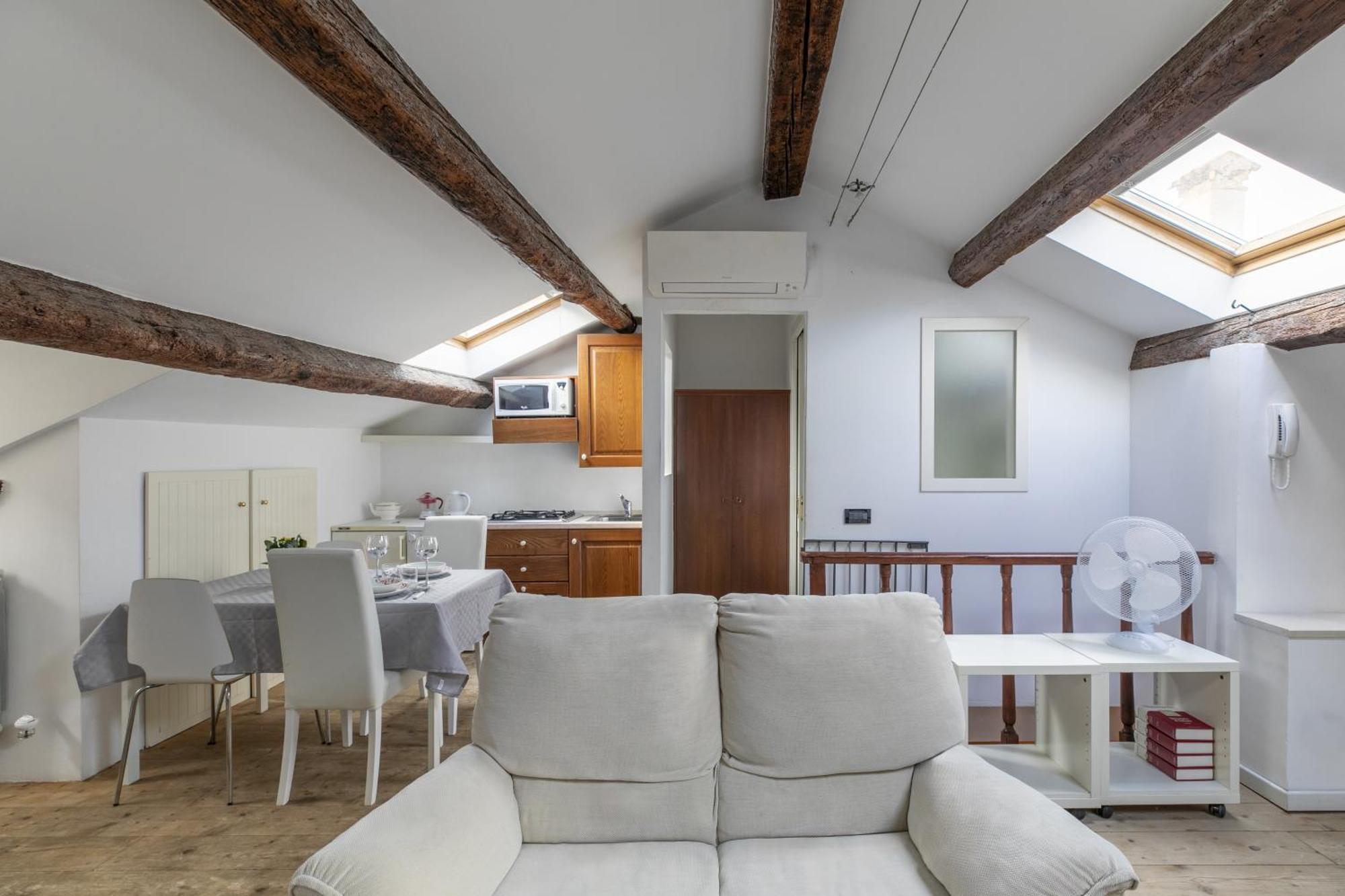 Appartement Lovely Attic For 4 Person With Wifi - A/c Venetië